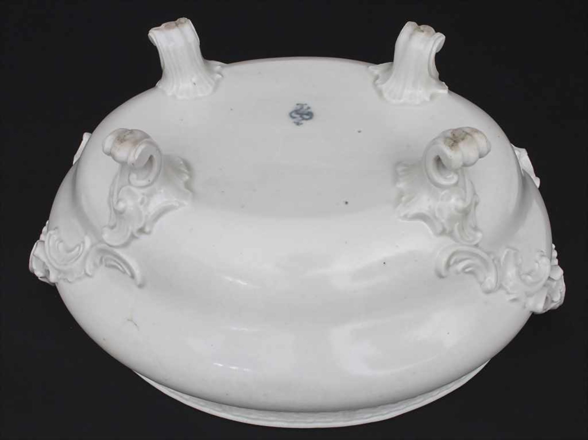 Große Deckelterrine mit Gemüseknauf / A lidded tureen with vegetables-shaped handle, Ludwigsburg, um - Bild 7 aus 10