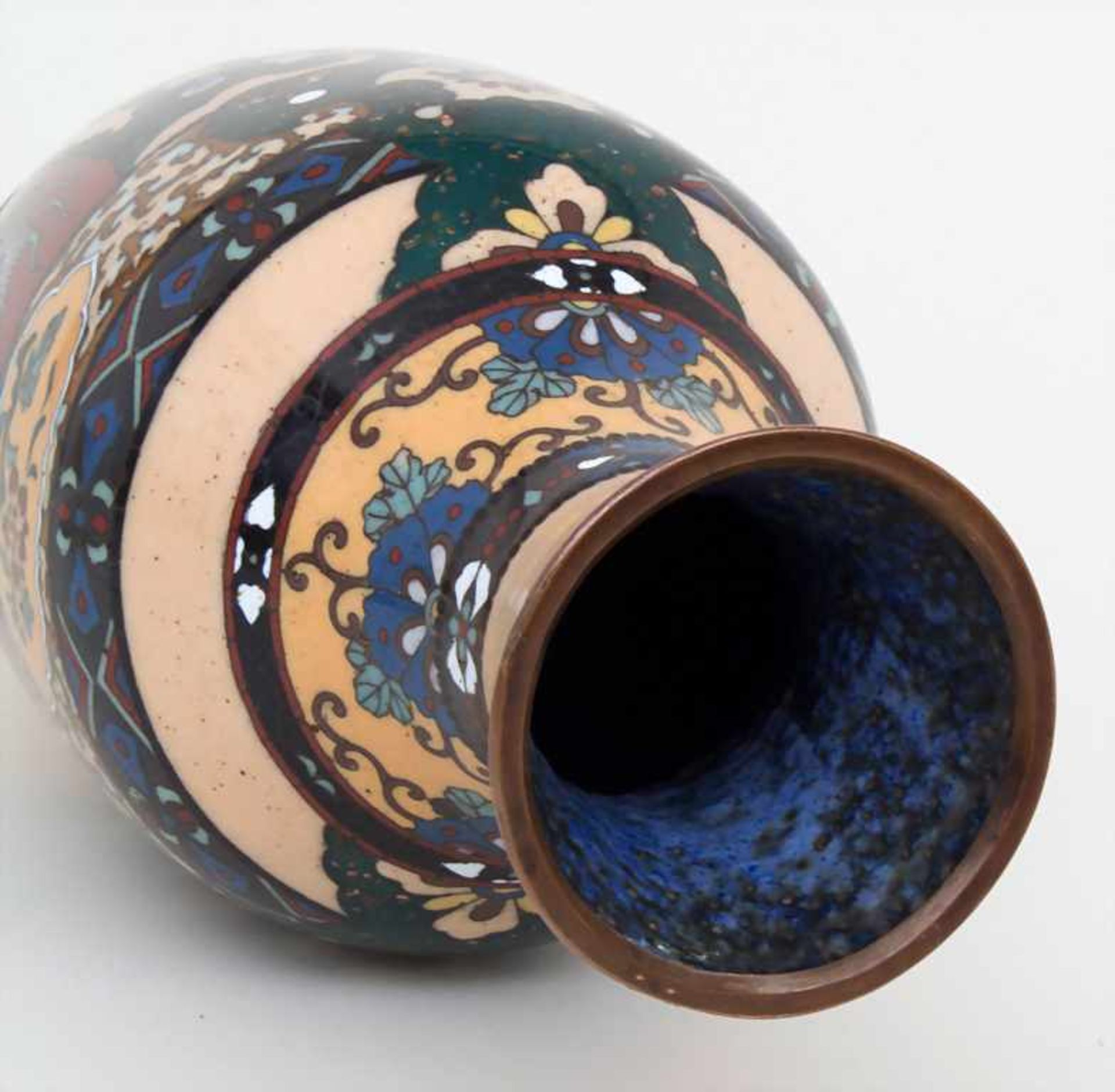 Cloisonné-Vase, 'Phönixe in Reserve', Meiji-PeriodeMaterial: Kupferkorpus, polychromes Email- - Bild 5 aus 8