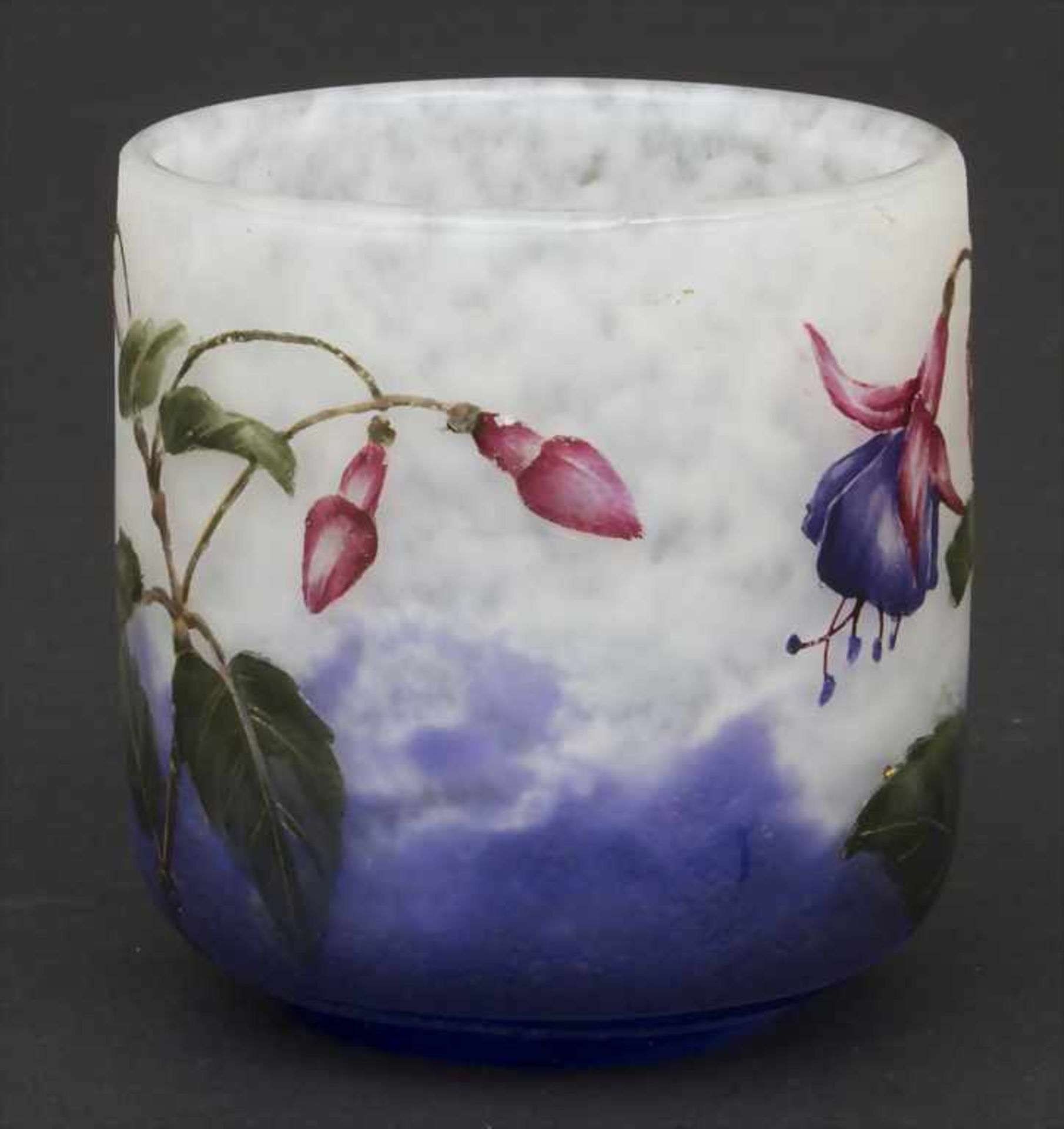 Vase mit Fuchsien / A vase with fuchsias, Daum Frères, Nancy, um 1900Material: farbloses Glas mit - Bild 2 aus 5