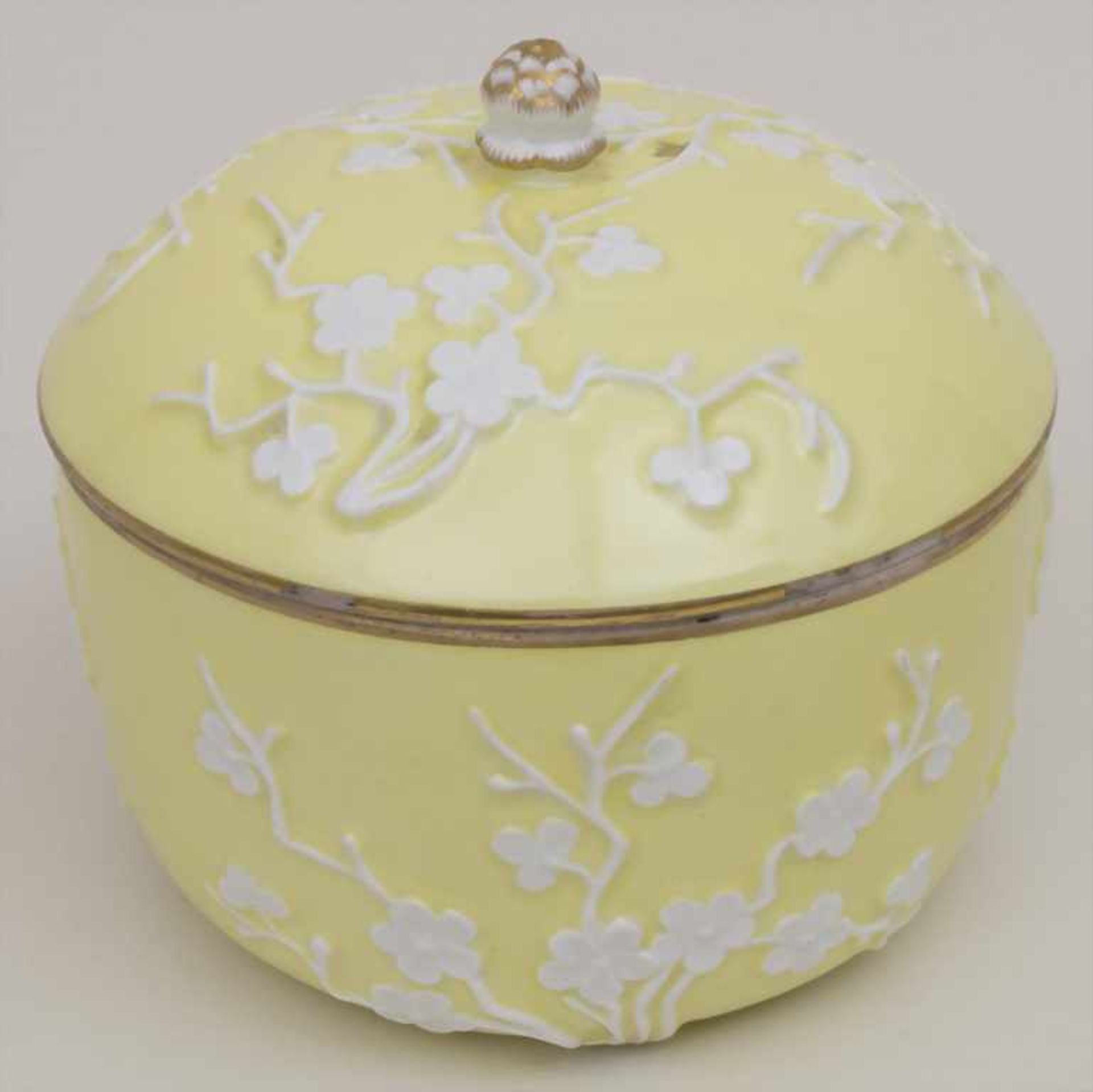 Deckeldose mit reliefierten Kirschblütenzweigen / A lidded box with cherry blossom branches