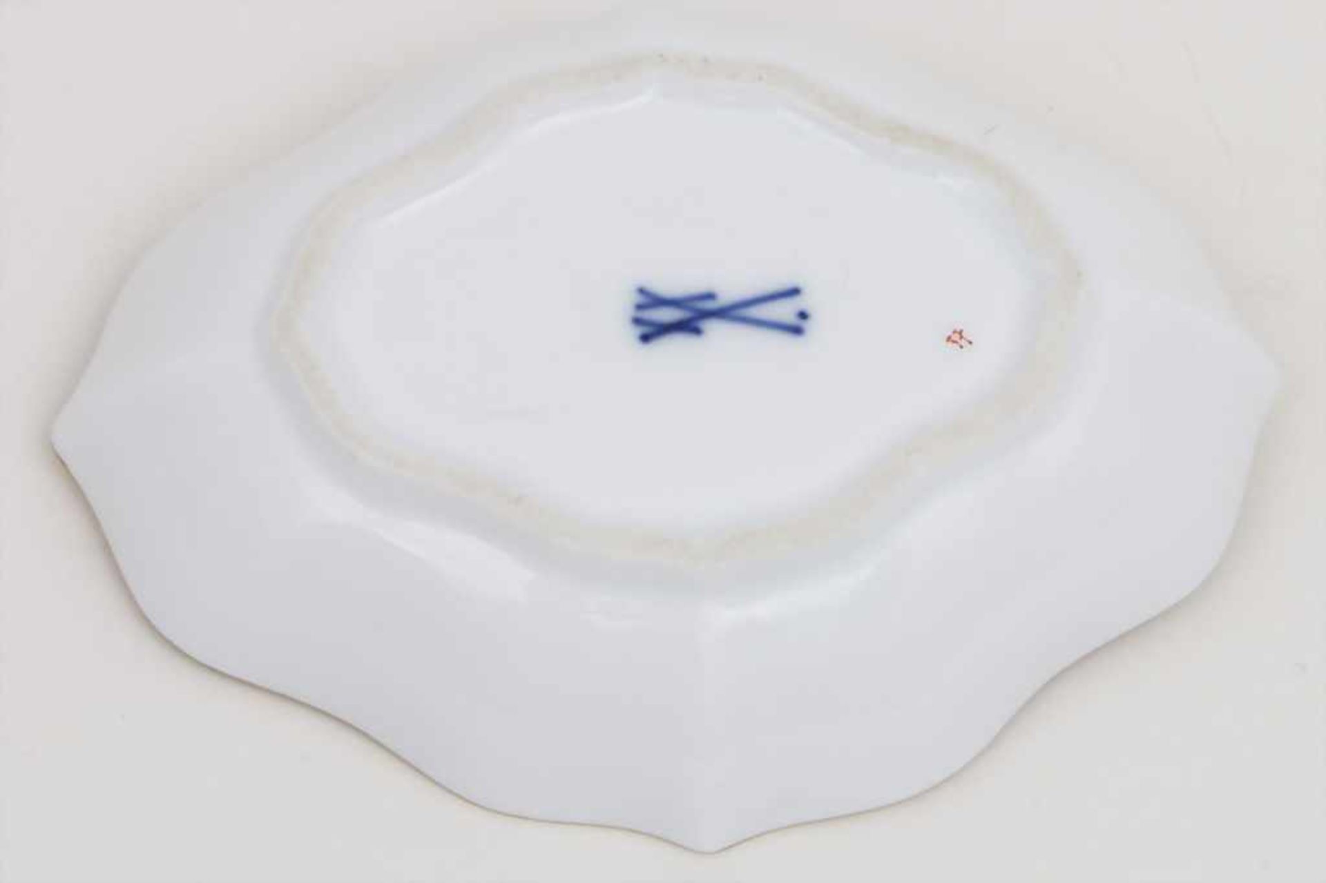 Schälchen / A small bowl, Meissen, um 1930Material: Porzellan, weiß, in Rottönen bemalt und - Bild 2 aus 3