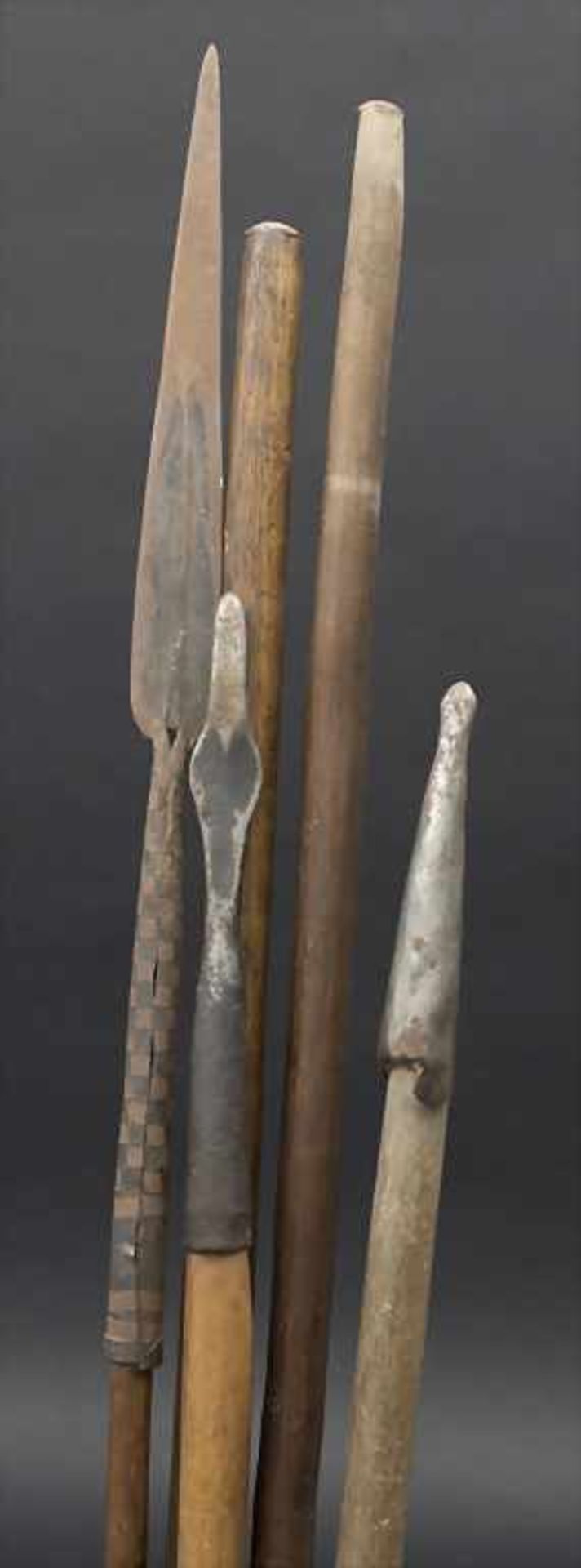 Konvolut 3 Stöcke und 2 Speere / A set of 3 sticks and 2 spears, TansaniaMaterial: Holz, teils mit