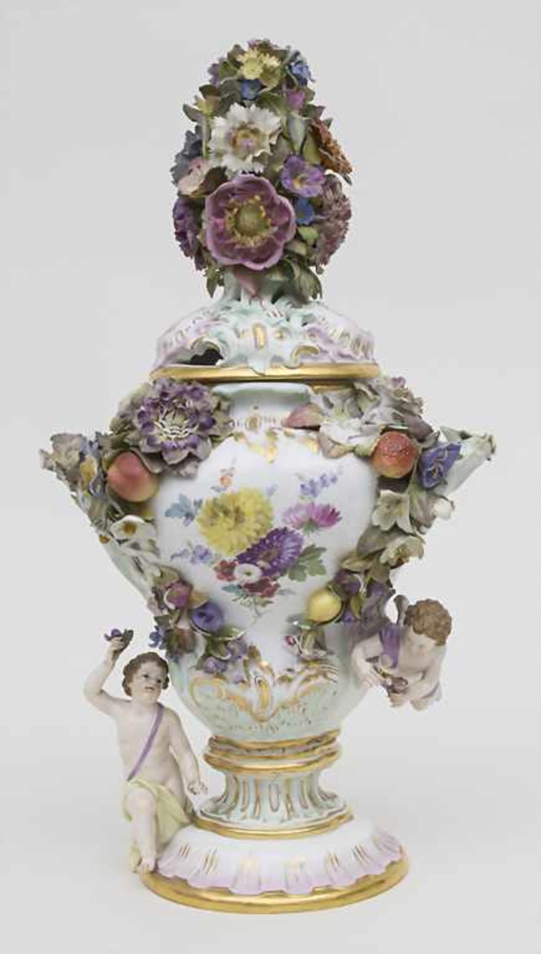 Potpourri-Vase mit Puttofiguren und Blumenranken / A pair of potpourri vases with cherubs and