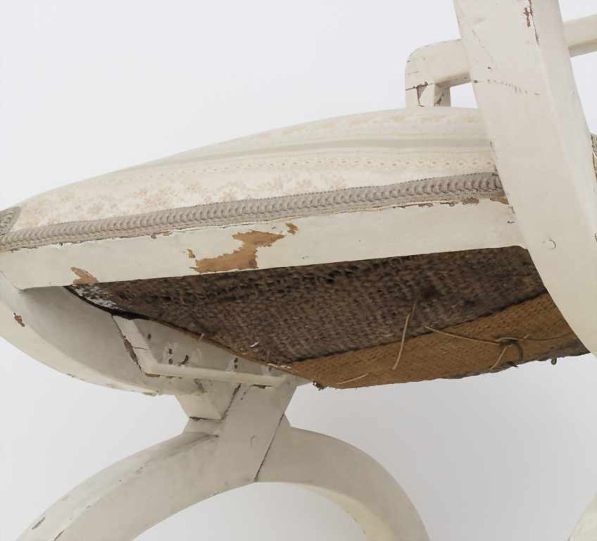 Scherenstuhl / A folding chair, 18. Jh.Material: Holz, cremeweiß staffiert, partiell - Image 5 of 6