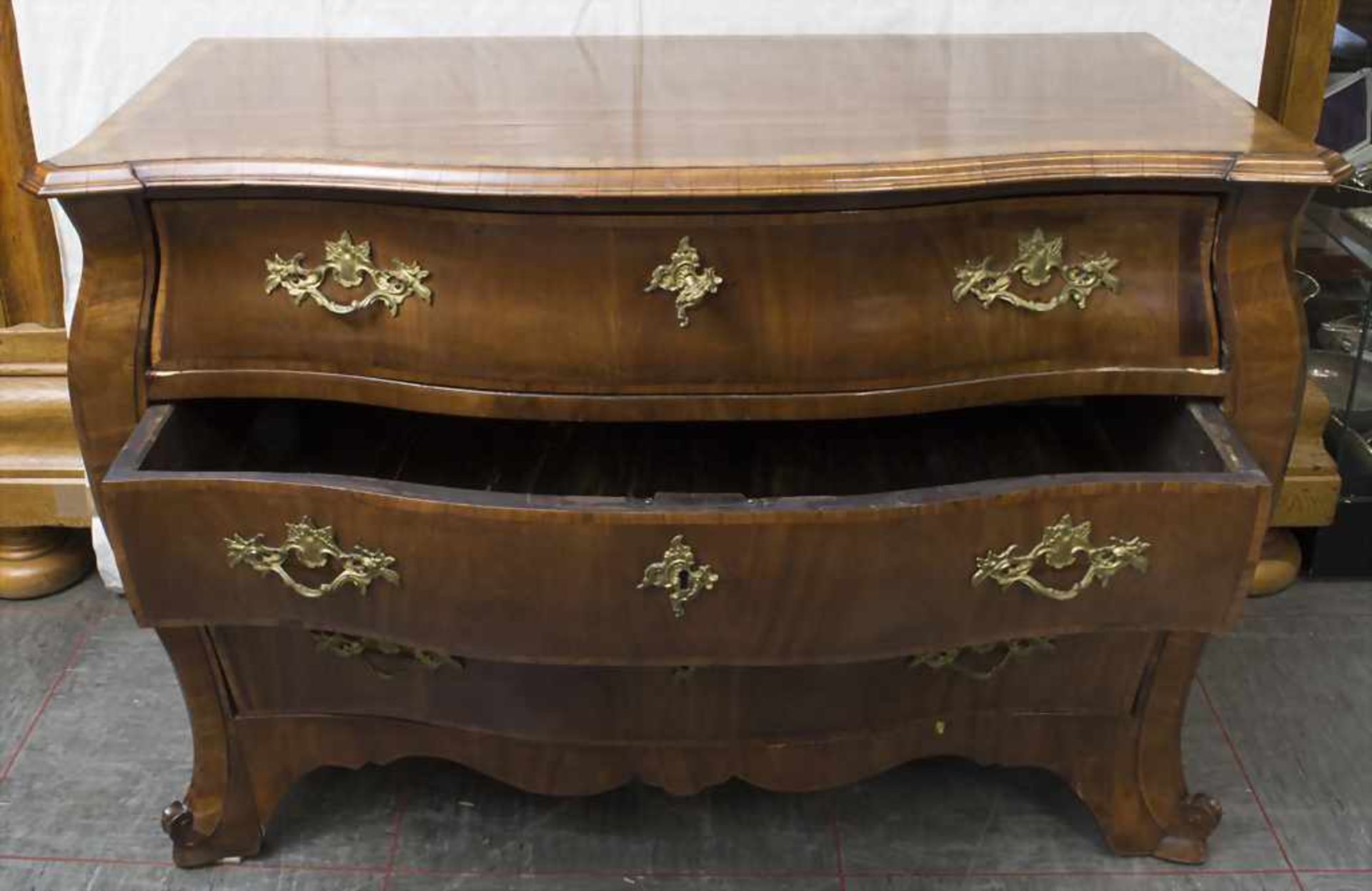 Rokoko Kommode / A chest of drawers, Frankreich, um 1770Material: mit unterschiedlichen Hölzern - Image 2 of 2