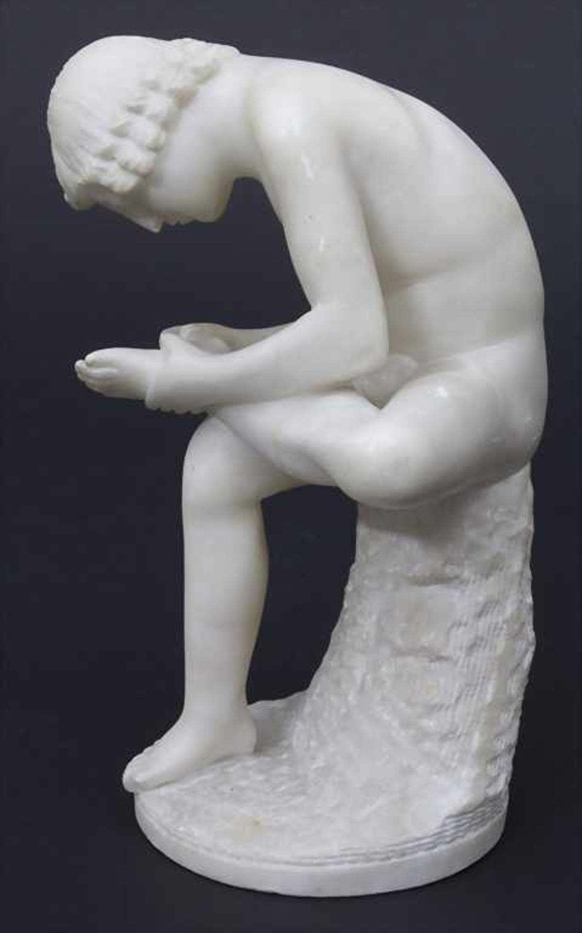 Alabasterskulptur 'Dornauszieher' nach antikem Vorbild / Alabaster sculpture after antique - Image 2 of 5
