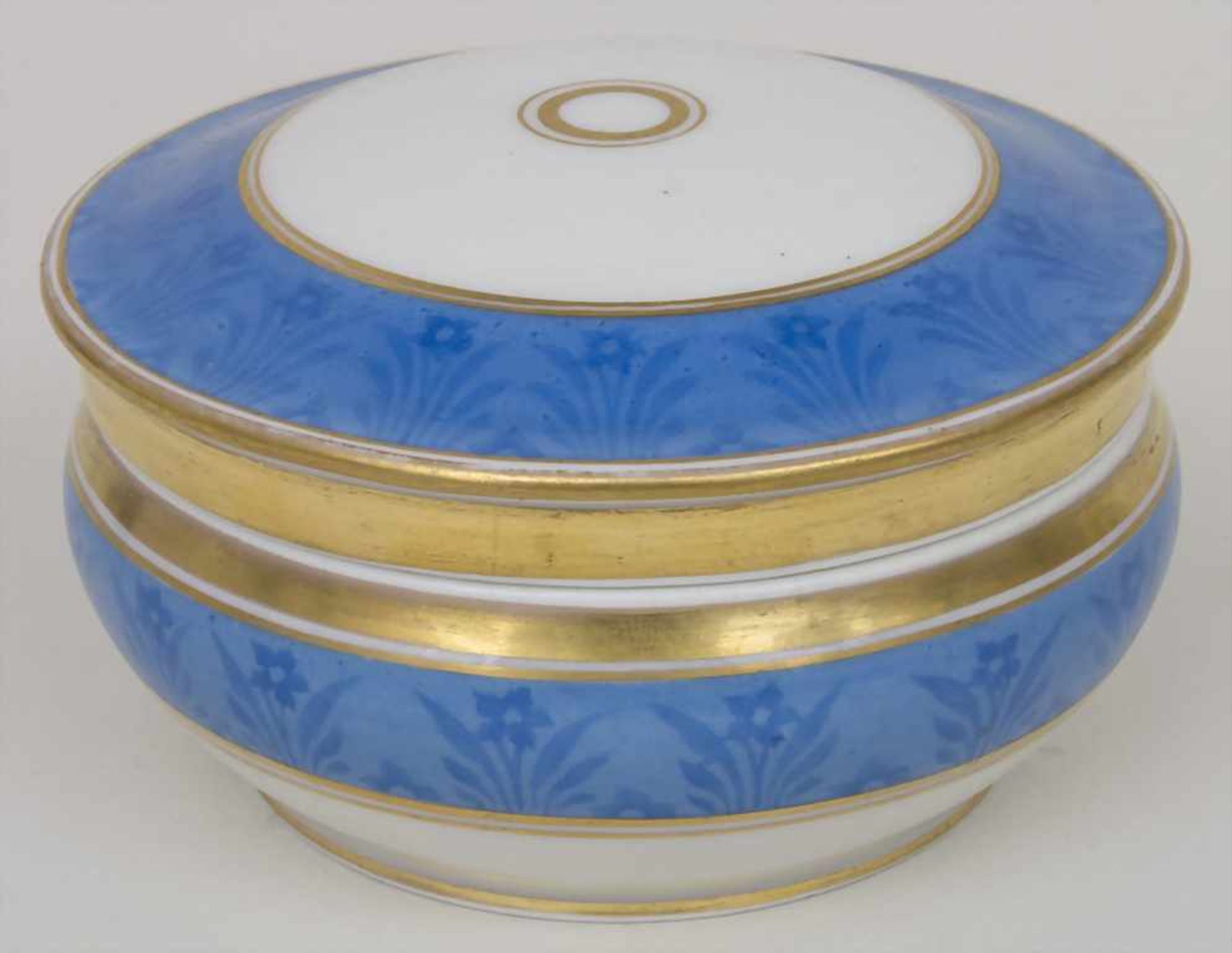 Deckeldose mit Blumenmalerei aus dem Besitz S.H. Kaiser Wilhelm II / A lidded box with blue flowers,