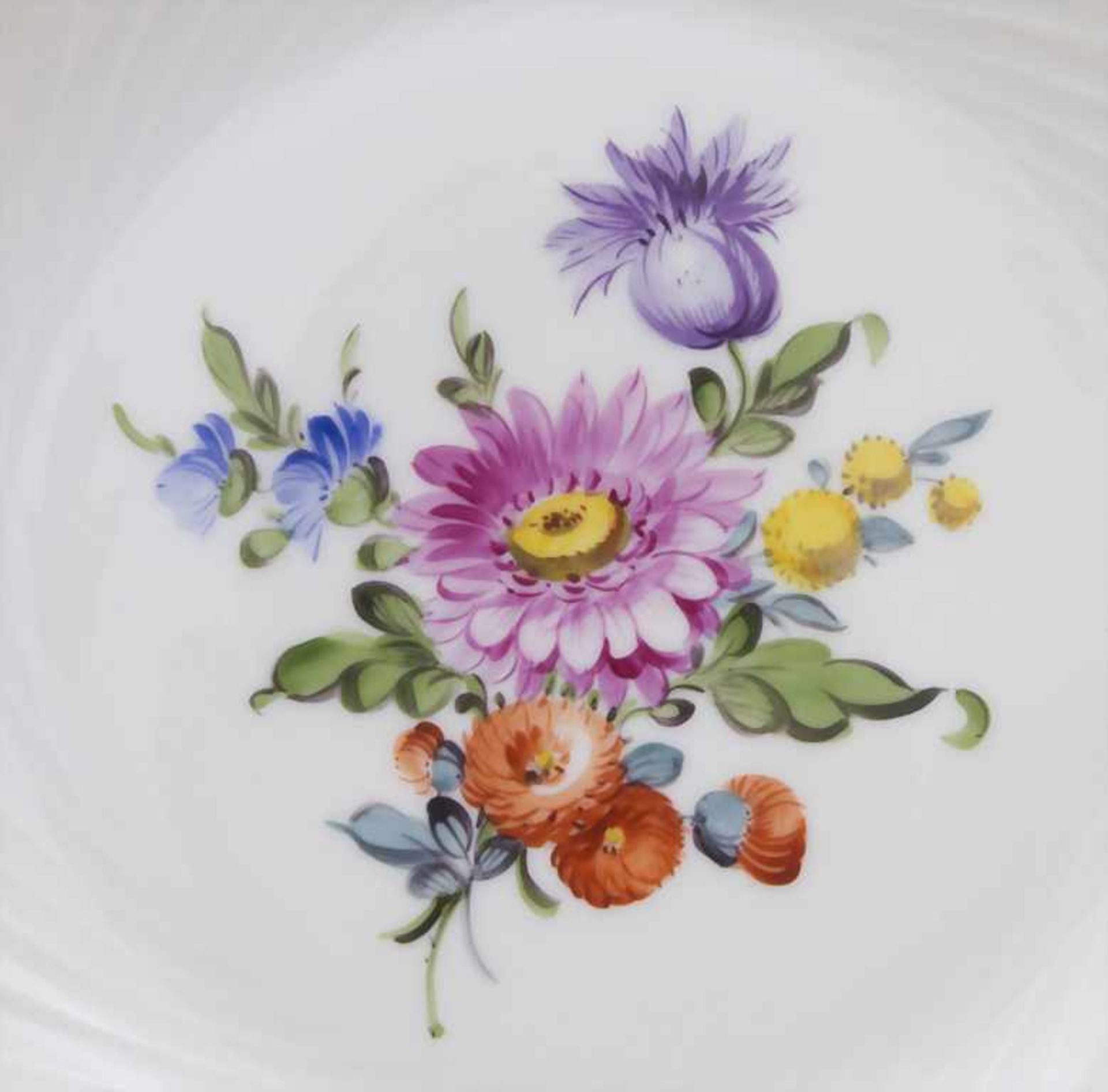 Schale mit Blumenmalerei / A bowl with flowers, Nymphenburg, 20. Jh.Material: Porzellan, polychrom - Image 4 of 4