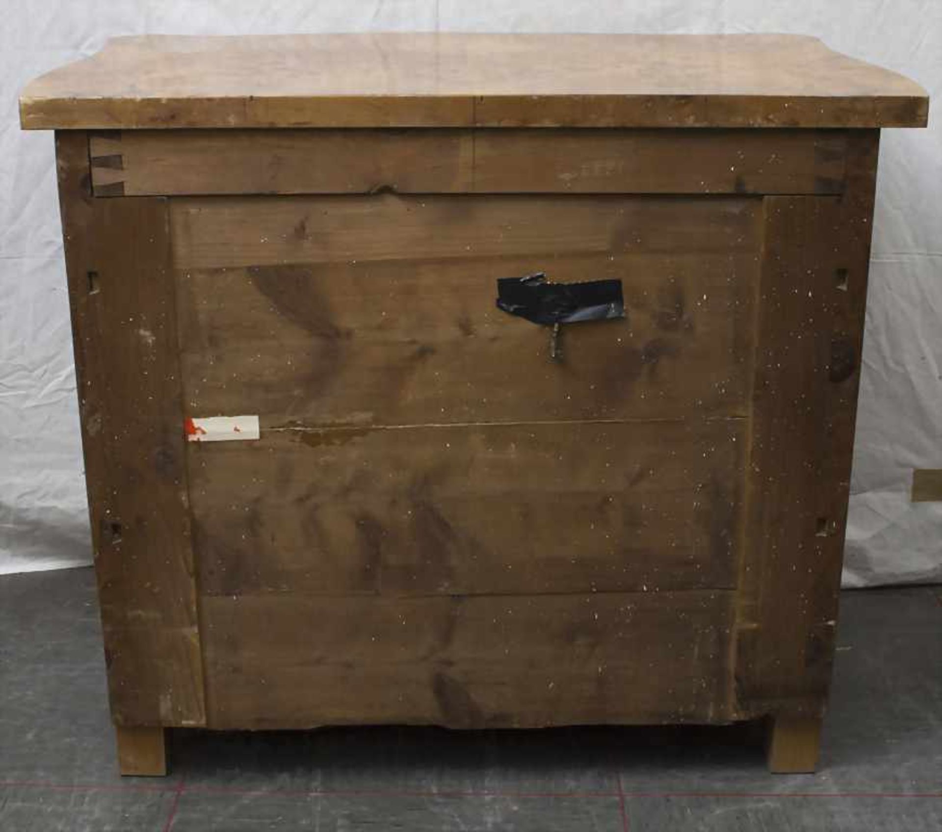 Kommode / A chest of drawers, 19. Jh.Material: geflammtes Furnier, Messingbeschläge, 3-schübig, - Bild 3 aus 3