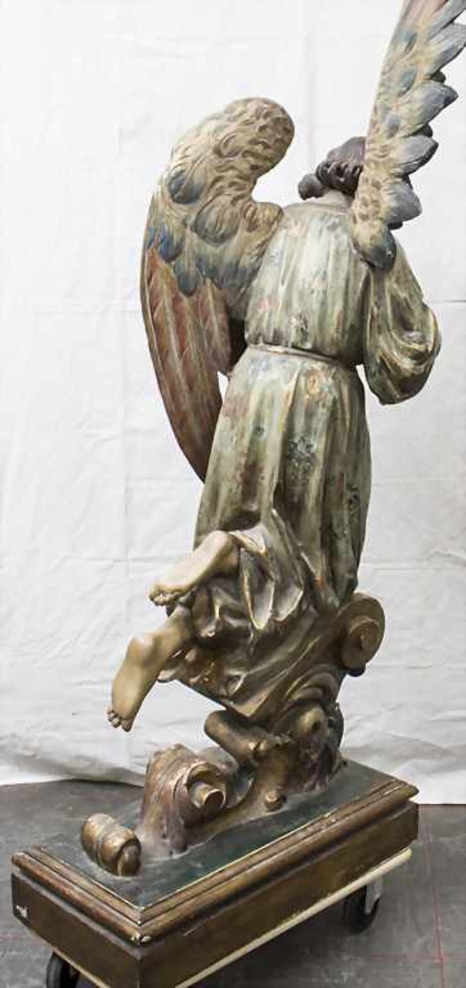 Großer kniender Engel / A large kneeling angel, Deutsch, 19. Jh.Material: Holz, Kreidegrund, - Image 4 of 5