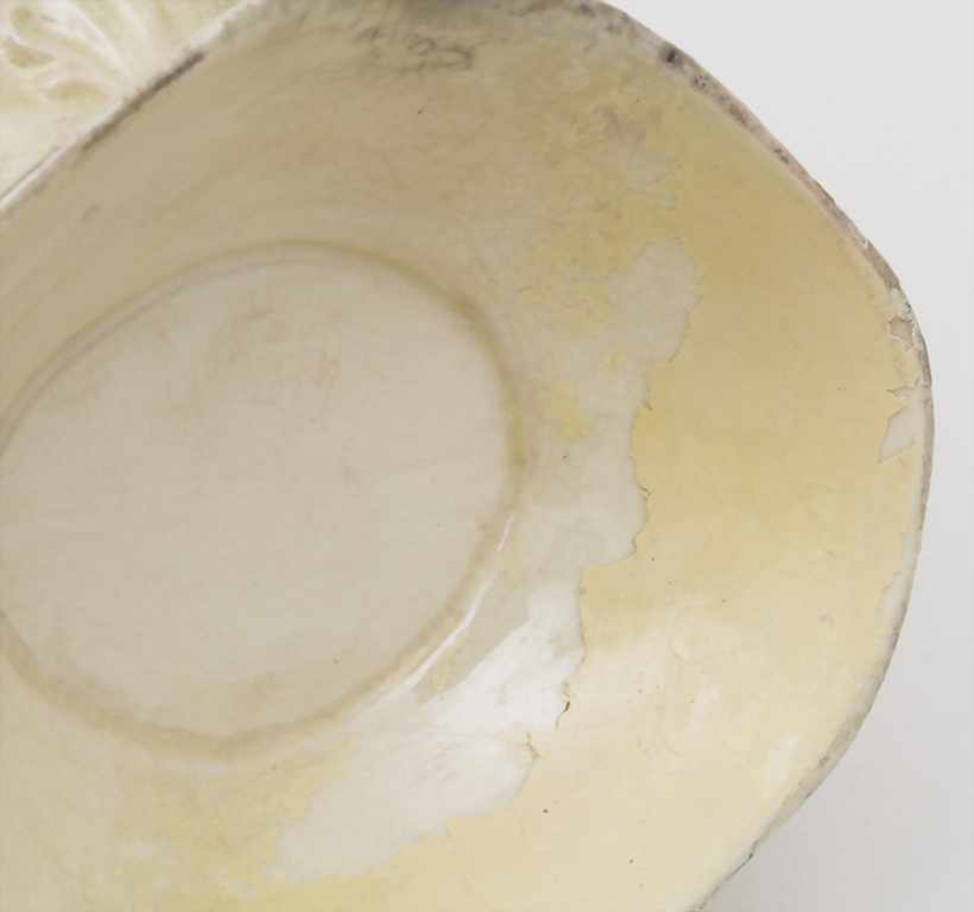 Frühe Creamware Sauciere / An early creamware sauce boat / faience fine, wohl Pont-aux-Choux, um - Bild 7 aus 8