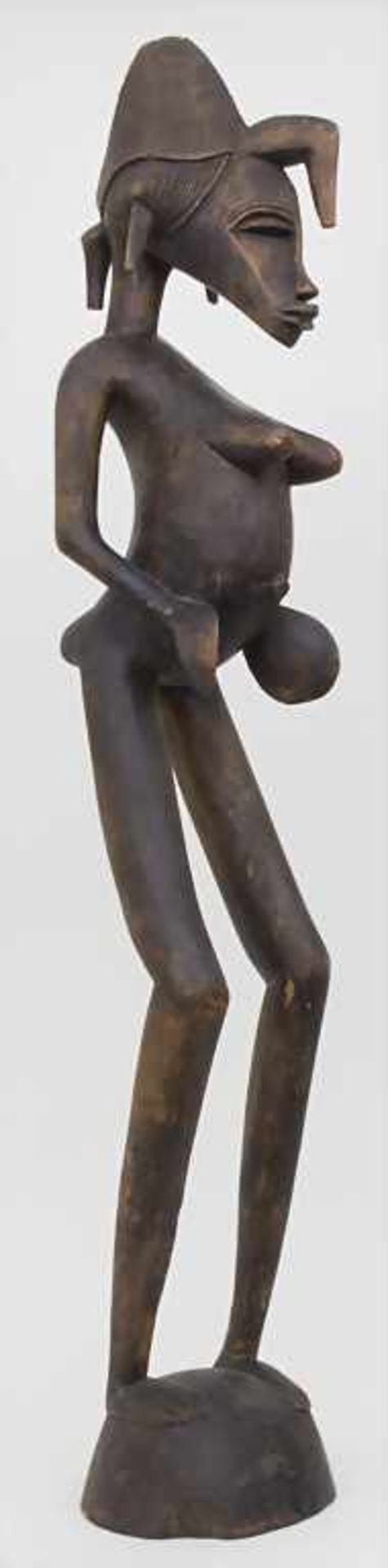Weibliche Figur / A female figure, AfrikaMaterial: Holz, dunkelbraun patiniert,Höhe: 109 cm,Zustand: