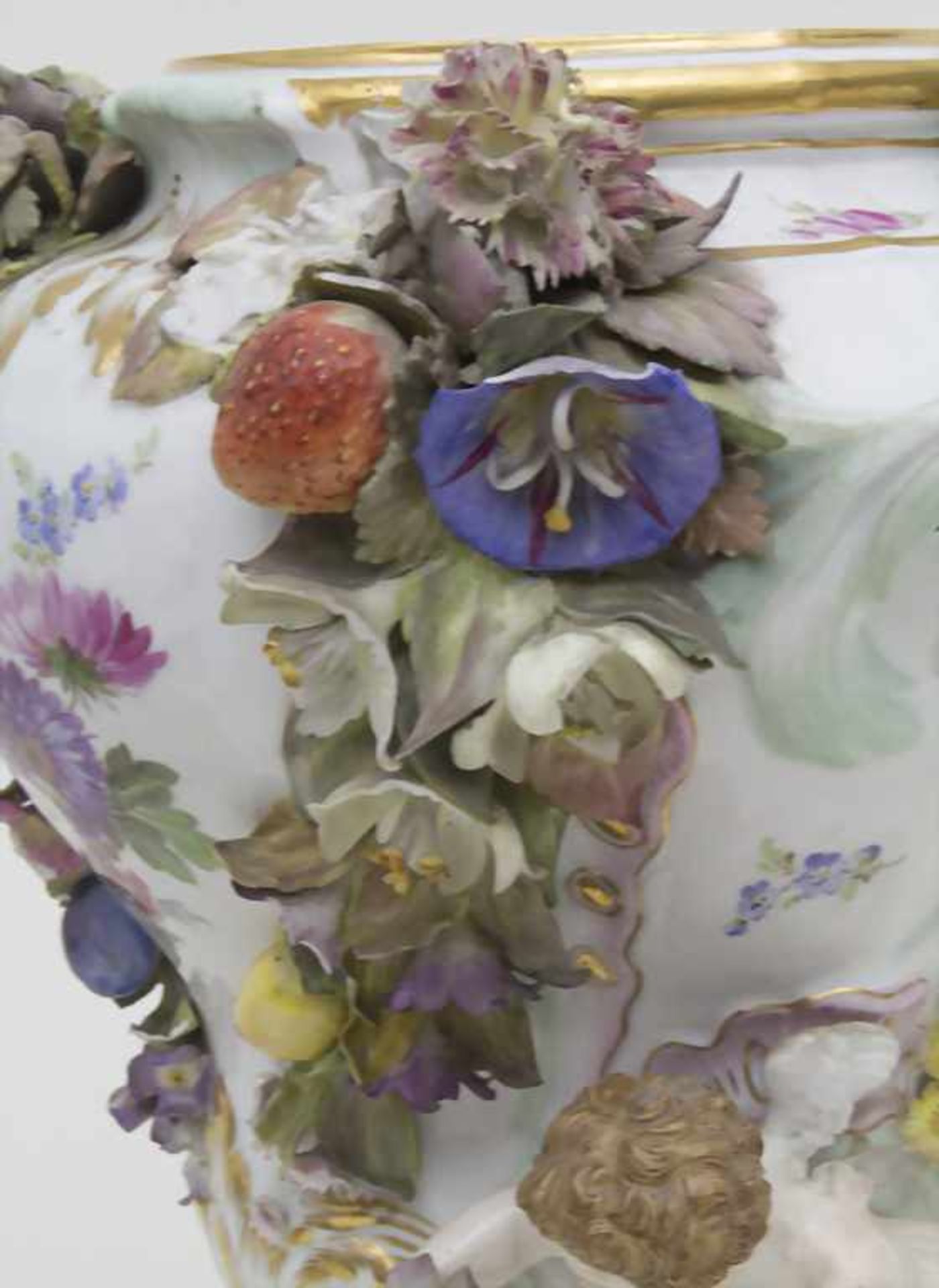Potpourri-Vase mit Puttofiguren und Blumenranken / A pair of potpourri vases with cherubs and - Bild 5 aus 13