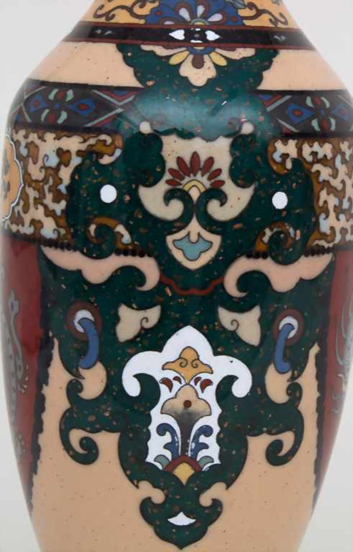 Cloisonné-Vase, 'Phönixe in Reserve', Meiji-PeriodeMaterial: Kupferkorpus, polychromes Email- - Bild 8 aus 8