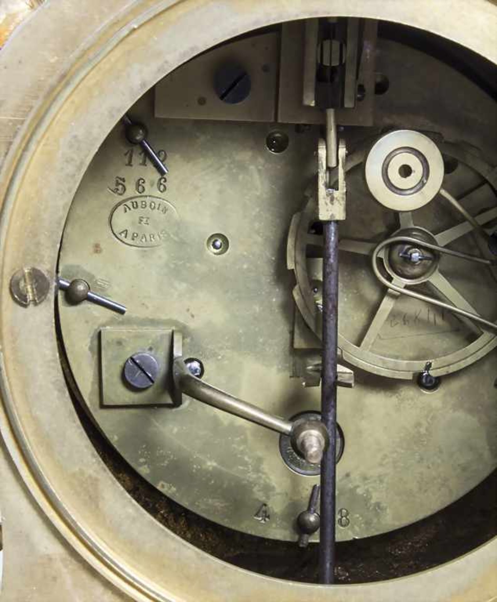 Pendule mit Putto, Napoleon III, Auboin & Fils., Paris, ca 1900Gehäuse: Metall vergoldet,Uhrwerk: - Image 5 of 7