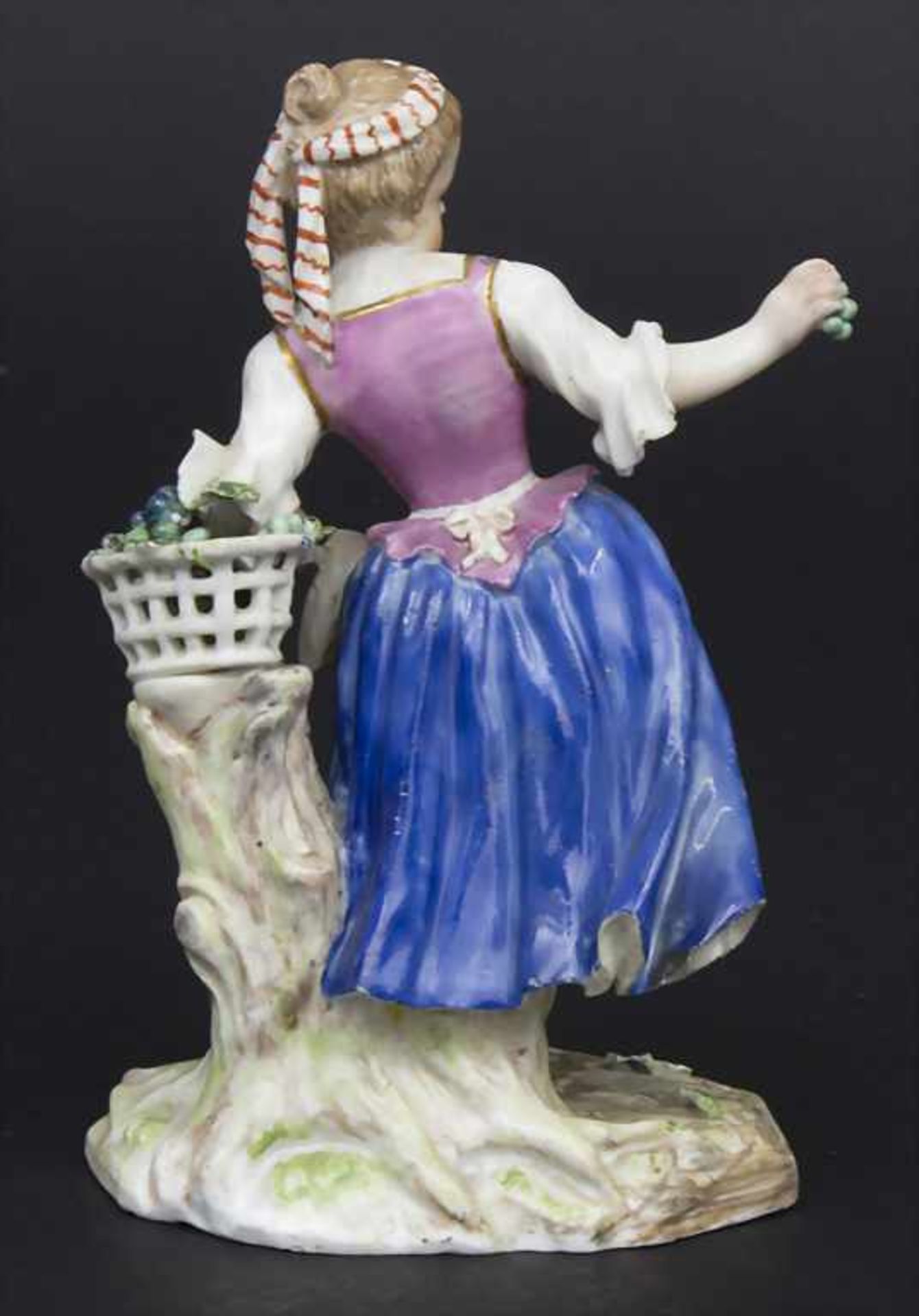 Mädchen mit Weintrauben / A girl offering grapes, wohl J.J. Kaendler, Meissen, um 1750Material: - Bild 3 aus 6