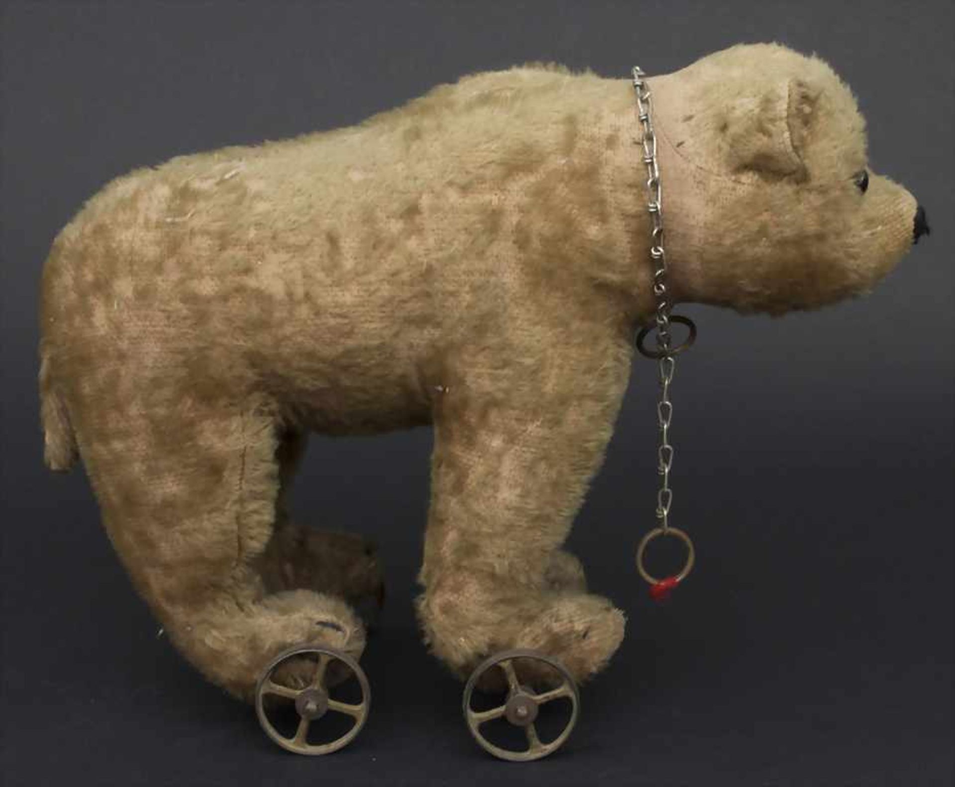 Spielzeug-Bär auf Rollen / A toy bear on wheels, um 1900Material: Mohairfell, Glasaugen, Körper - Bild 3 aus 6