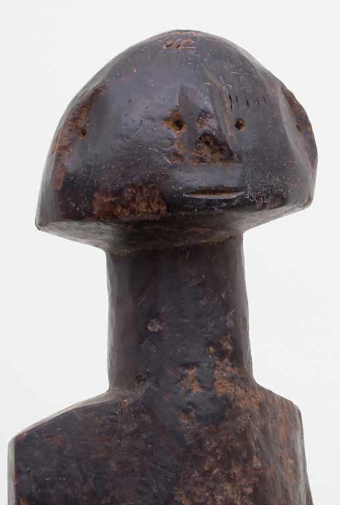 Ahnenfigur / An ancestors figurine, Bagirmi, Benue, NigeriaMaterial: Holz, dunkelbraun patiniert, - Bild 4 aus 4