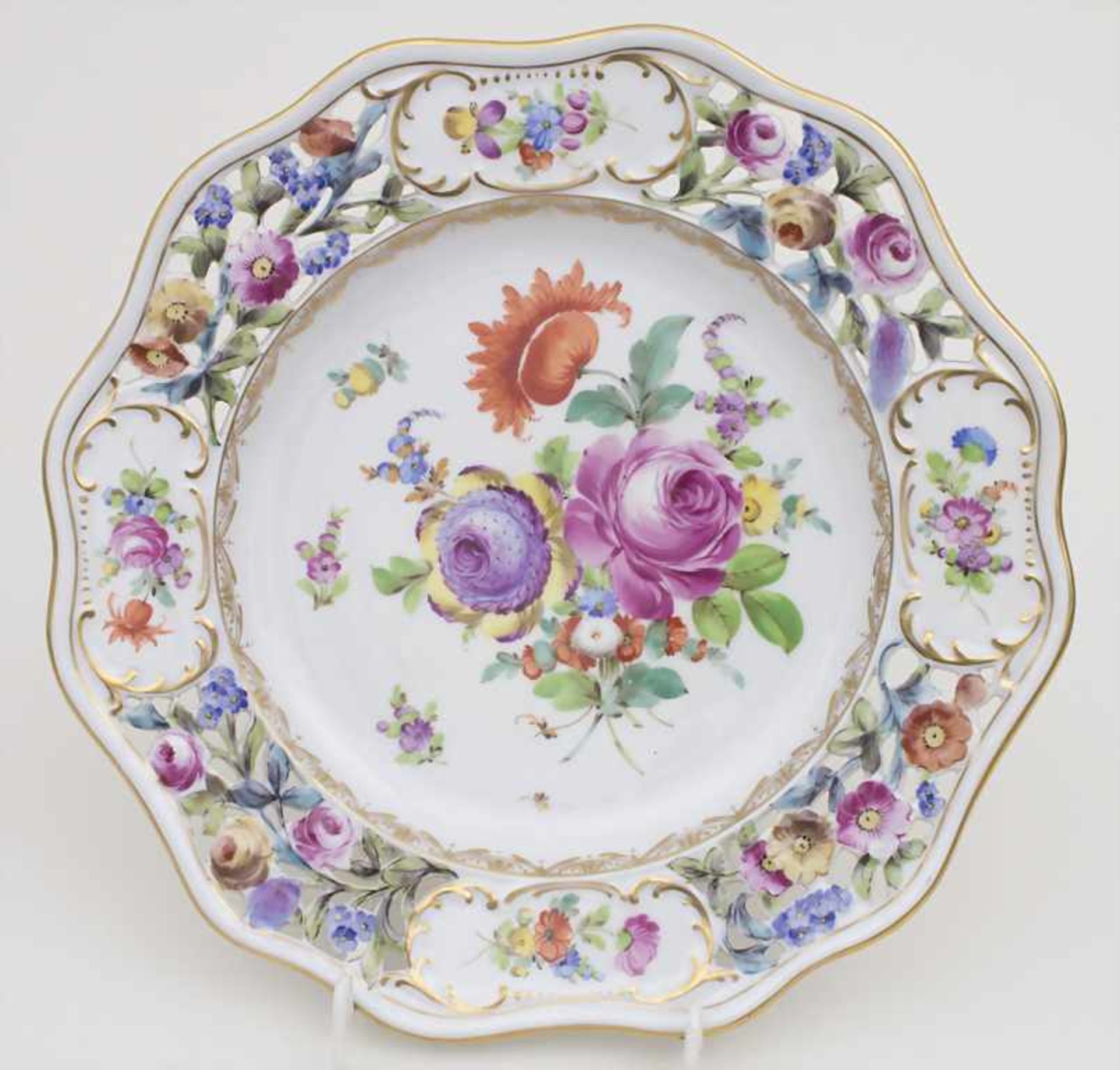 Prunkteller mit Blumenmalerei / A splendid plate with flowers, Potschappel, 20 Jh.Material: