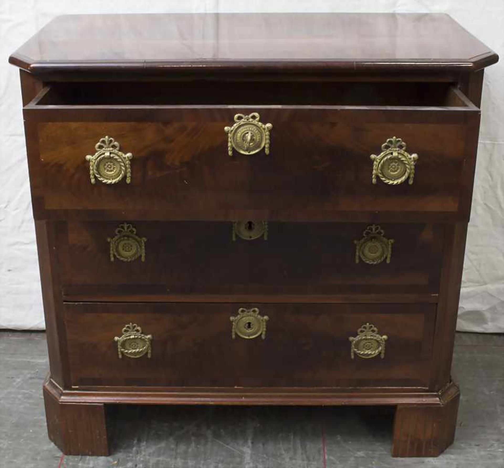Kommode / A chest of drawers, 19. Jh.Material: Mahagoni, furniert, Messingbeschläge, Maße: H. 76 cm, - Image 2 of 2