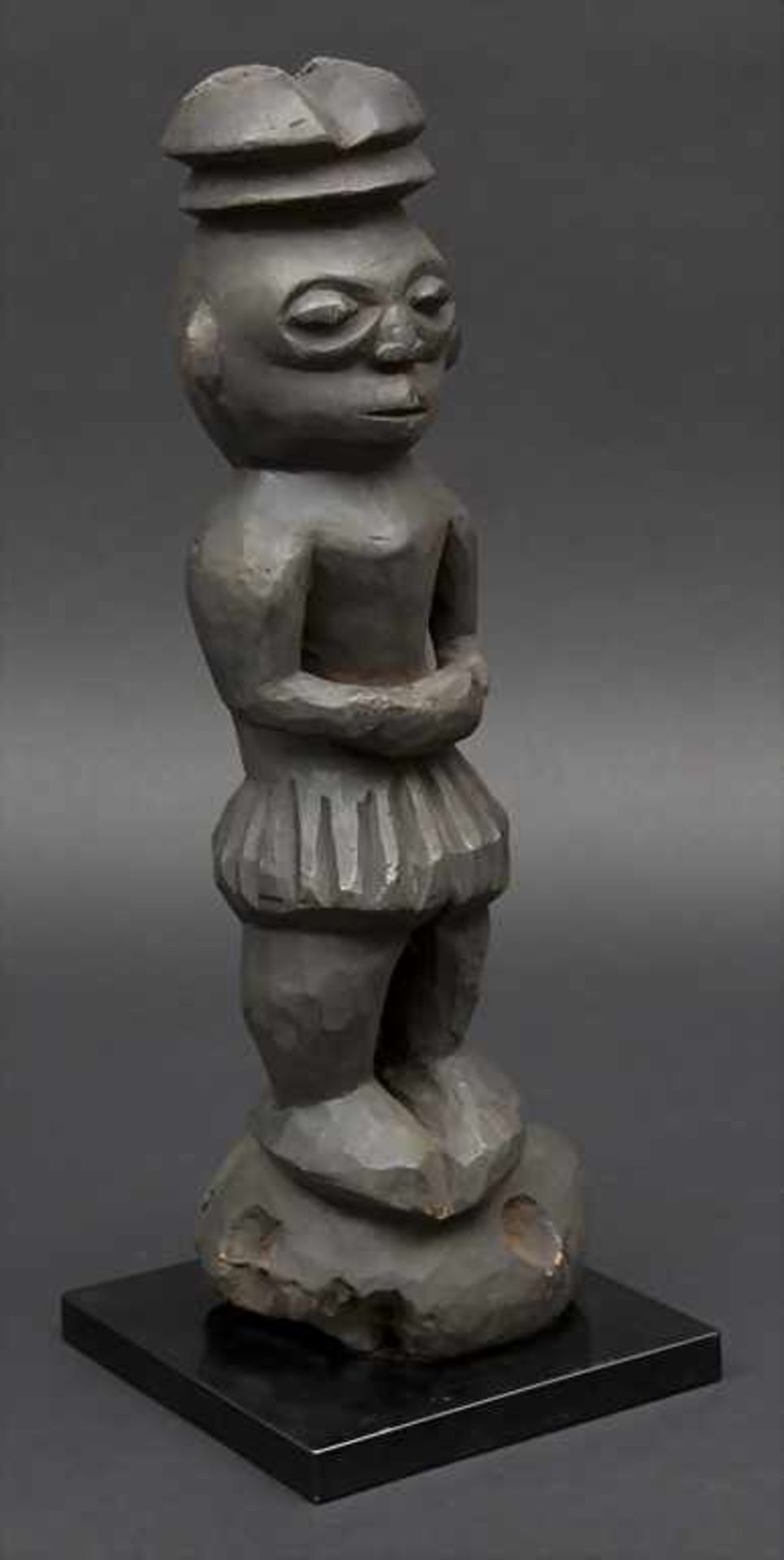 Weibliche Figur / A female figure, Kamerun, NordwestprovinzMaterial: Holz, dunkelbraune Patina,Höhe: