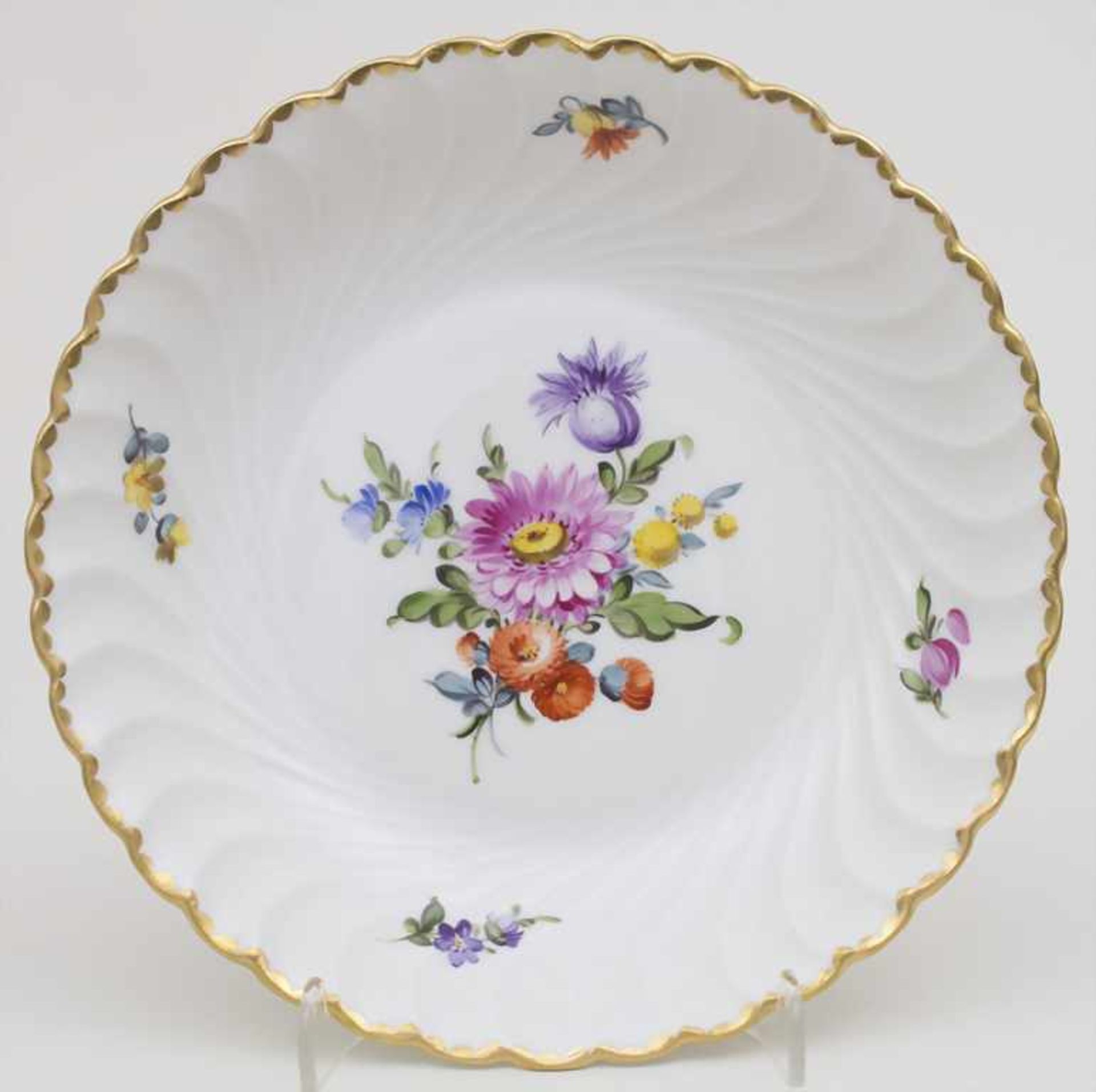 Schale mit Blumenmalerei / A bowl with flowers, Nymphenburg, 20. Jh.Material: Porzellan, polychrom