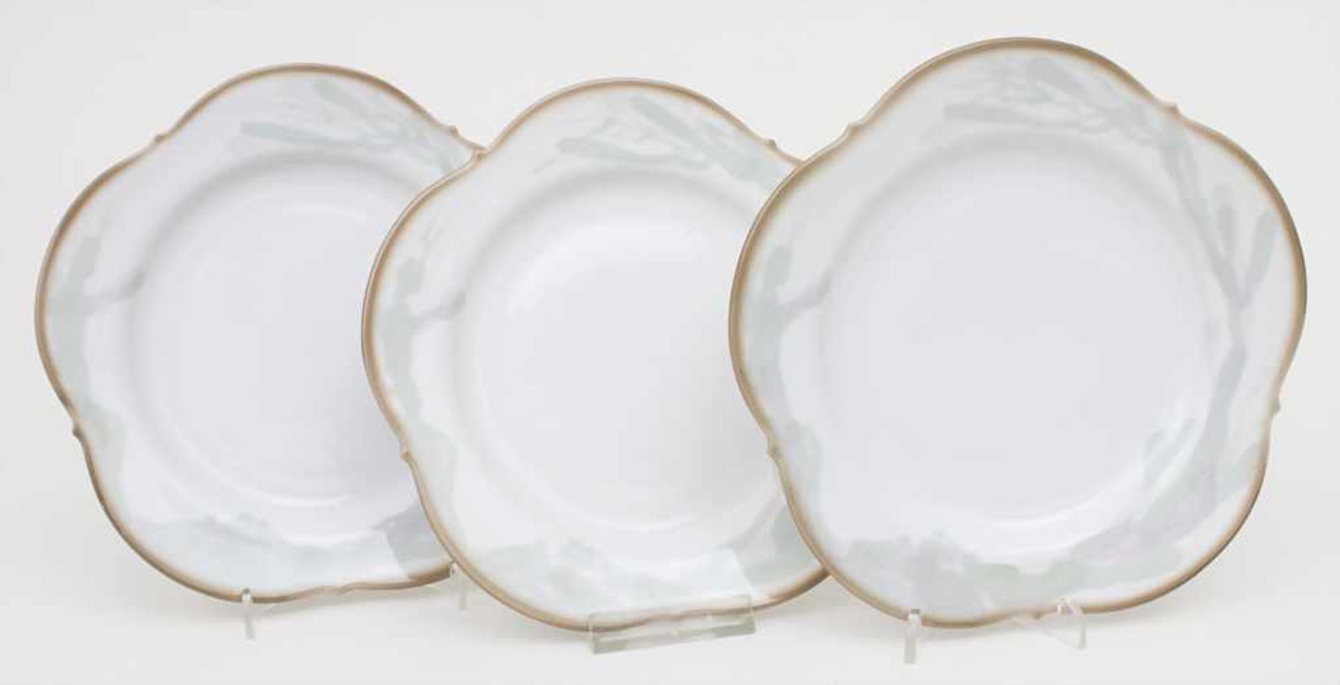 3 Teller mit stilisiertem Floraldekor / 3 plates with stylised floral pattern, Meissen, 20. Jh.