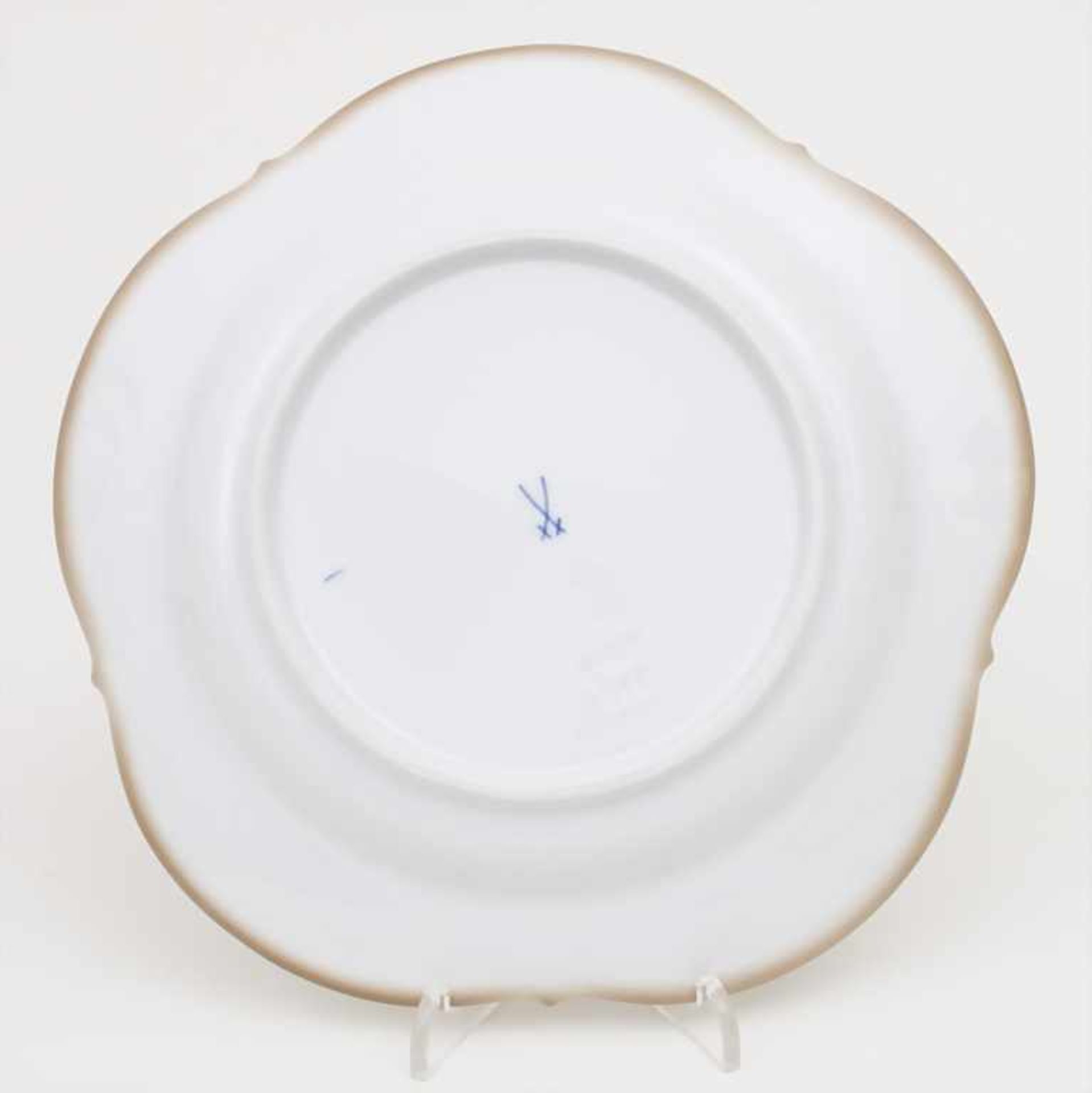 3 Teller mit stilisiertem Floraldekor / 3 plates with stylised floral pattern, Meissen, 20. Jh. - Bild 2 aus 3