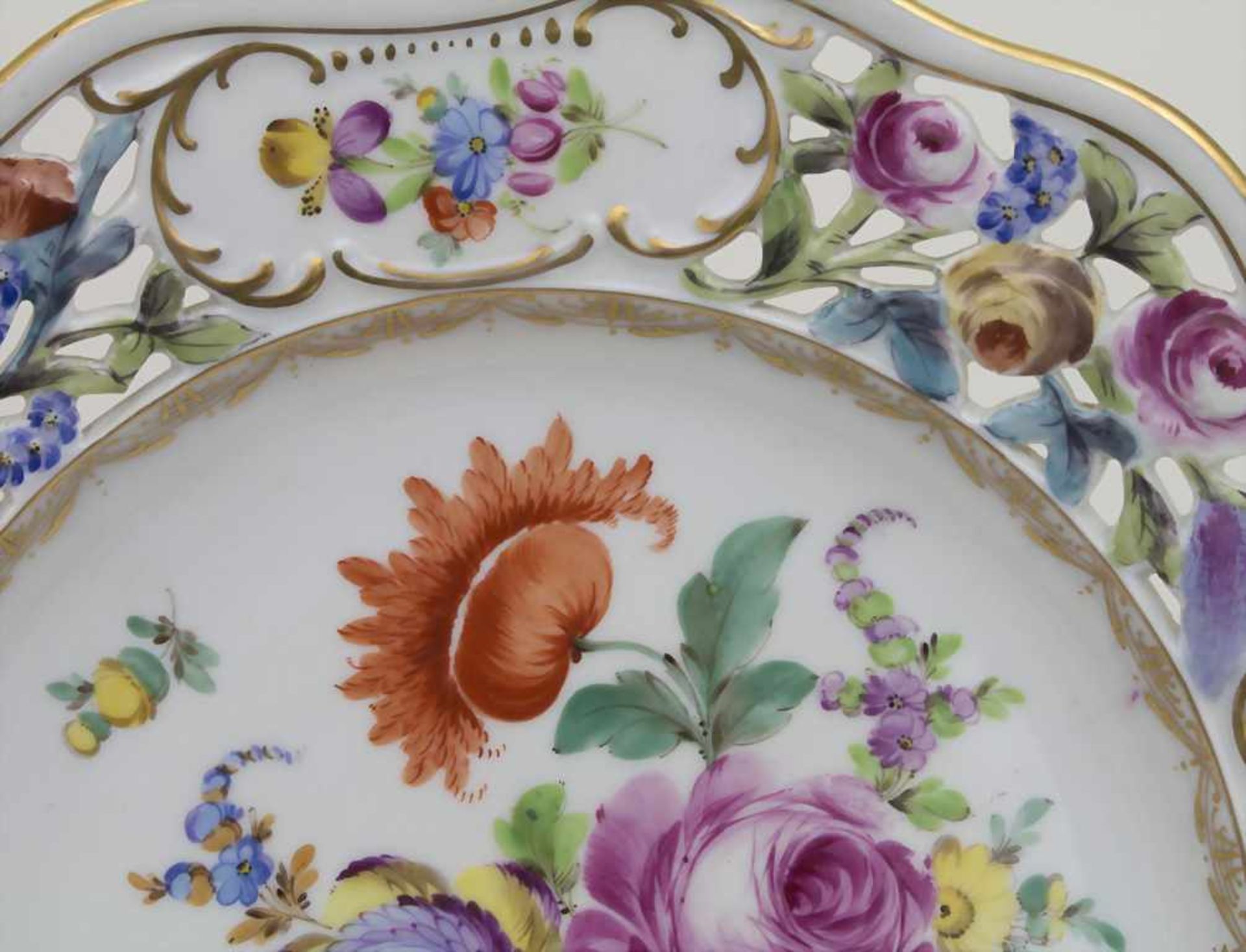 Prunkteller mit Blumenmalerei / A splendid plate with flowers, Potschappel, 20 Jh.Material: - Bild 4 aus 4