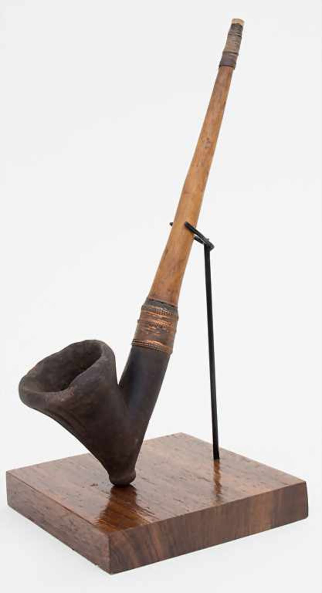 Zeremonialpfeife / A ceremonial whistle, Bamileke, KamerunMaterial: Holz, Keramik, Kupferdraht,