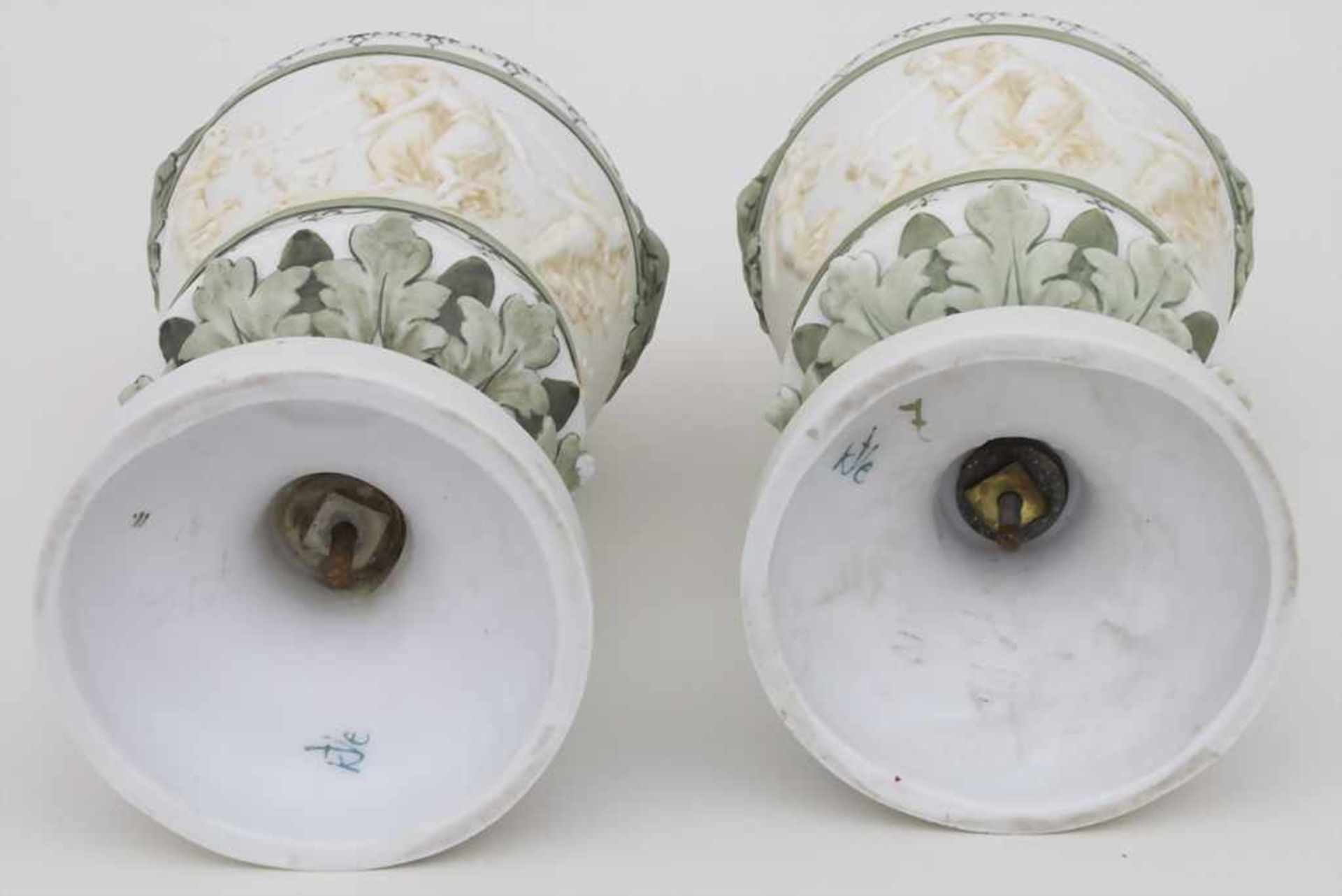 Paar Deckelvasen mit Relieffries / A pair of covered vases with relief, Karl Ens, Volkstedt, um - Bild 4 aus 5