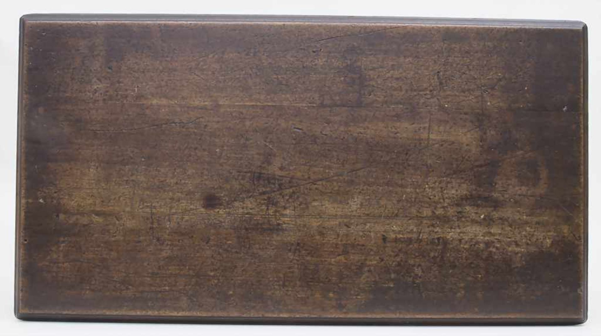 Tee Tisch / A tea table, Frankreich, 19. Jh.Material: gemasertes Holz, dunkel gebeizt, Maße: 51 x 83 - Image 3 of 3