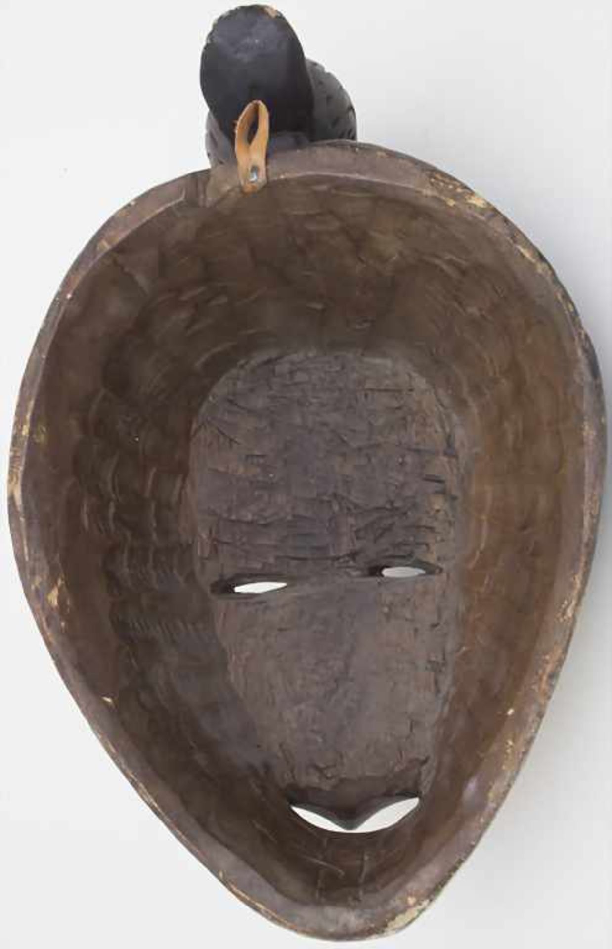 Maske / A mask, Punu, Gabunaterial: Holz, dunkelbraun patiniert, Gesicht Kaolinweiß,Höhe: 39 cm, - Image 3 of 3