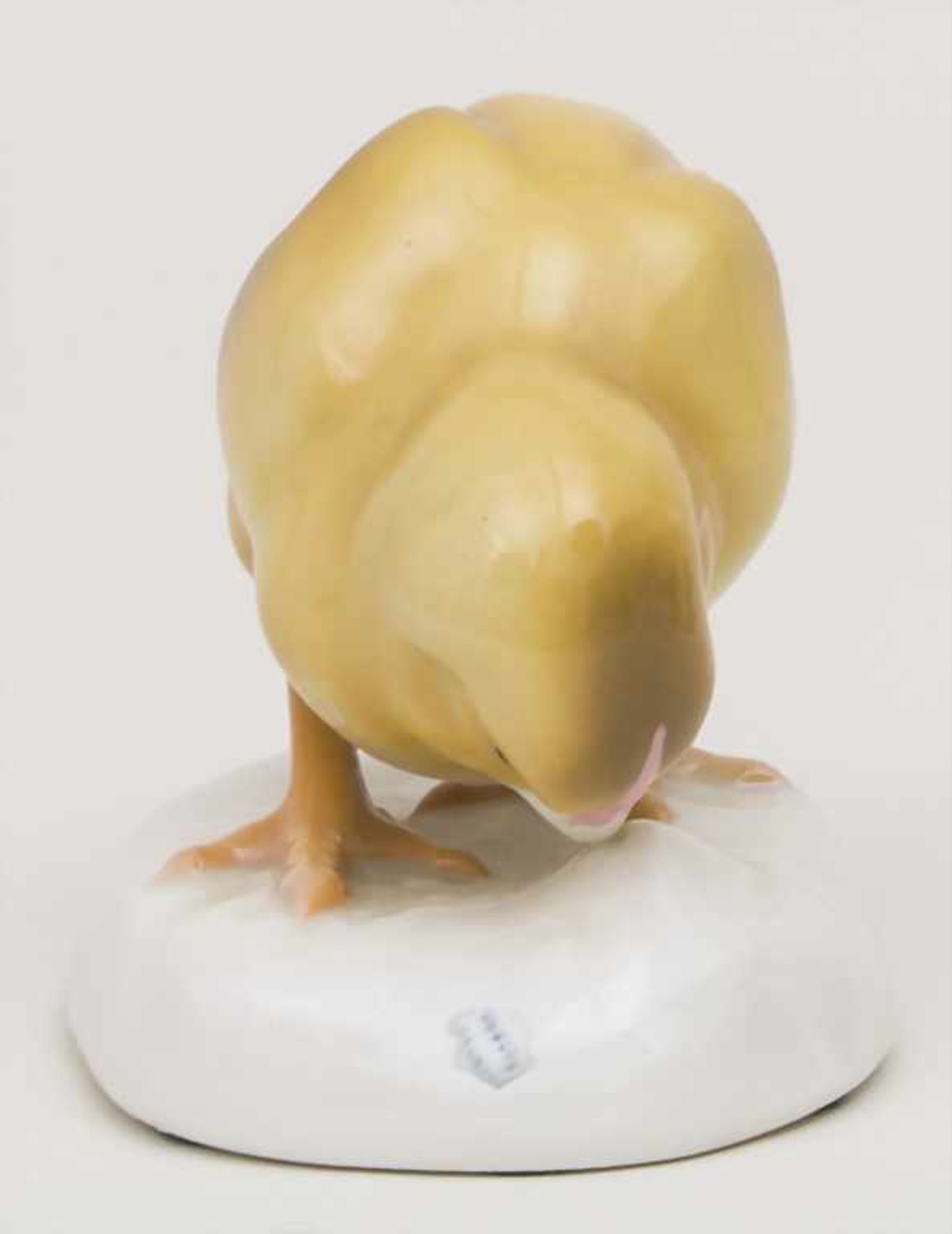 Pickendes Küken / A pecking chick, Nymphenburg, um 1920Material: Porzellan, polychrom bemalt, - Image 2 of 7