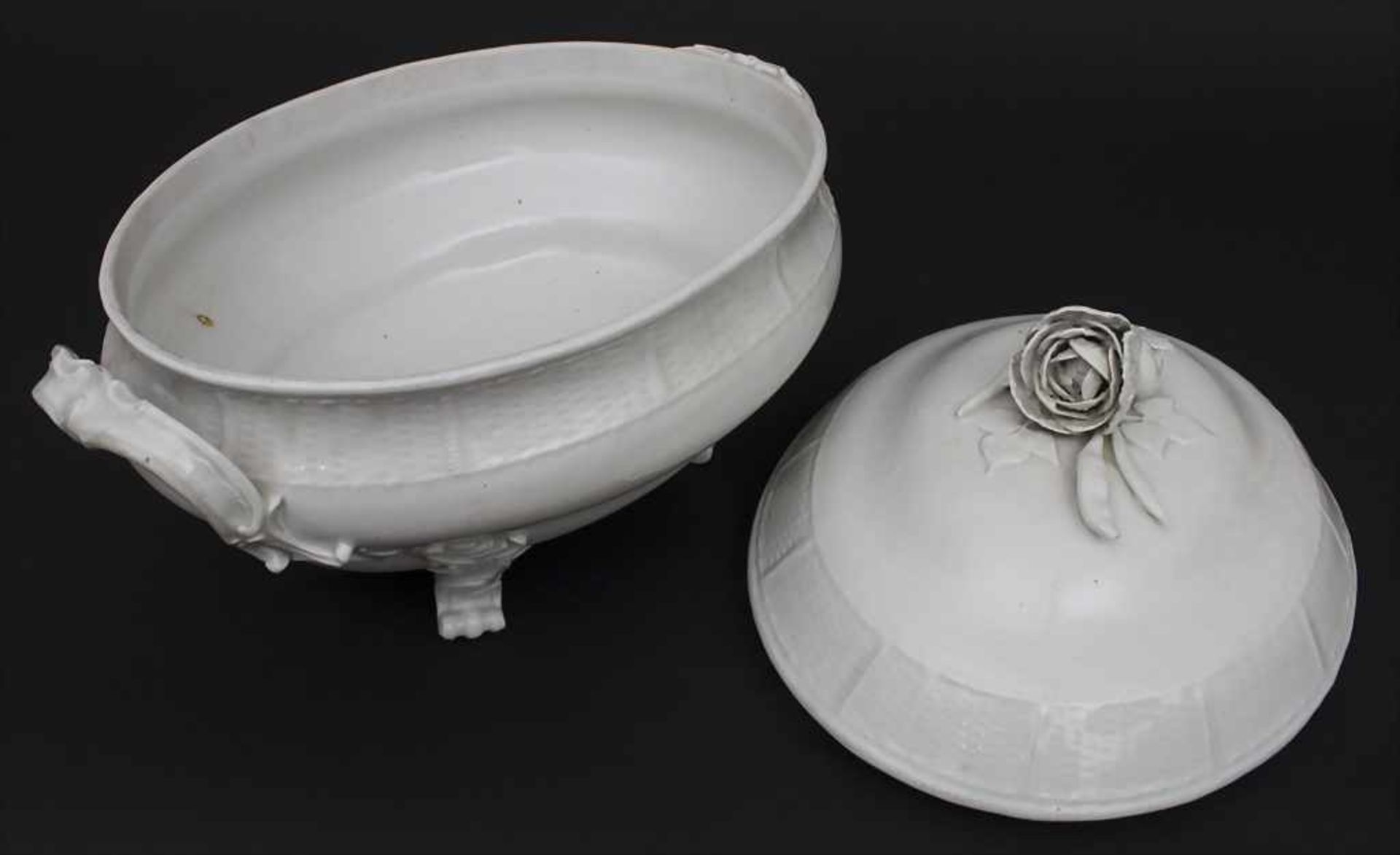 Große Deckelterrine mit Gemüseknauf / A lidded tureen with vegetables-shaped handle, Ludwigsburg, um - Bild 5 aus 10