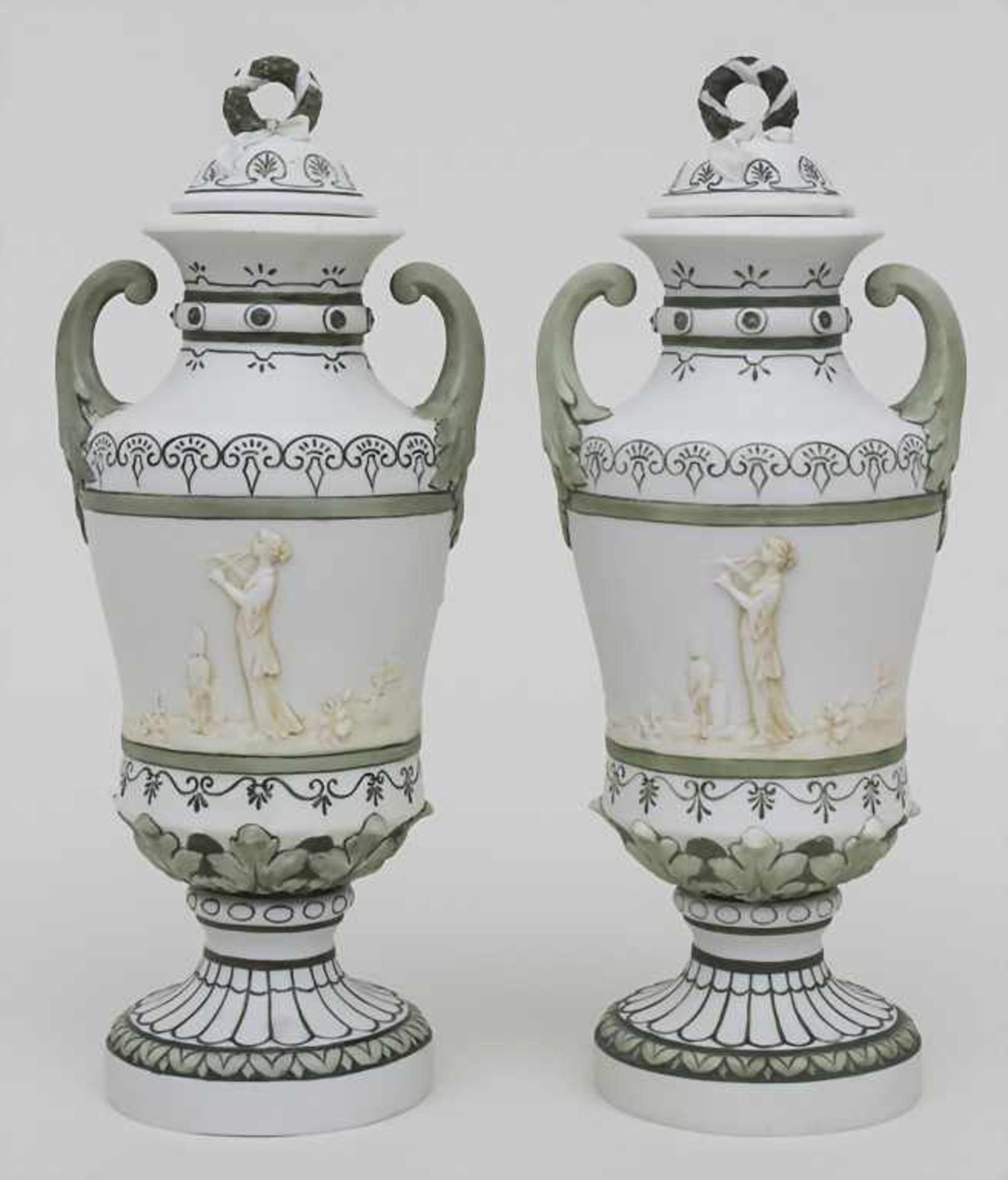 Paar Deckelvasen mit Relieffries / A pair of covered vases with relief, Karl Ens, Volkstedt, um - Bild 2 aus 5