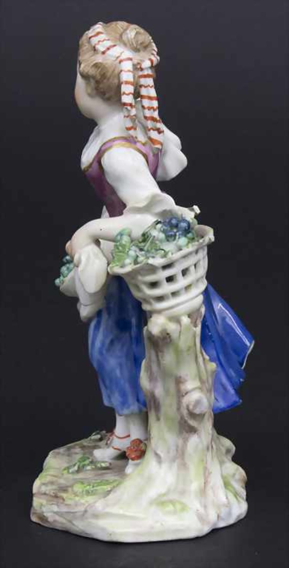 Mädchen mit Weintrauben / A girl offering grapes, wohl J.J. Kaendler, Meissen, um 1750Material: - Bild 4 aus 6