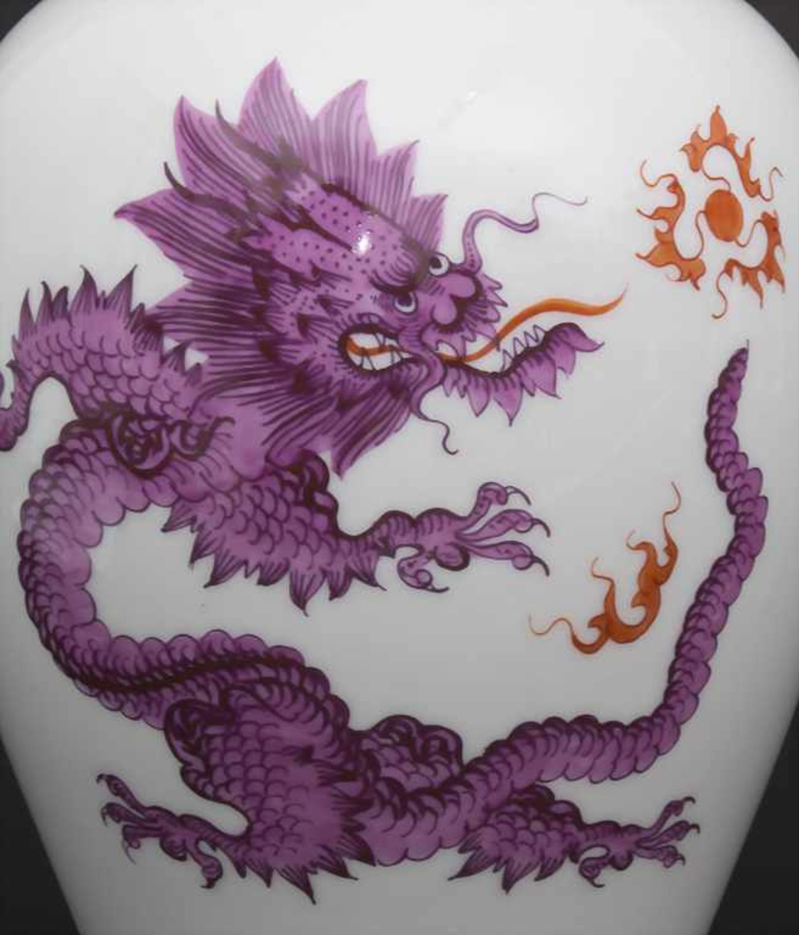 Deckelvase mit 'Ming-Drache' in Purpur / A covered urn vase with 'Purple Ming Dragon', Meissen, nach - Bild 2 aus 6