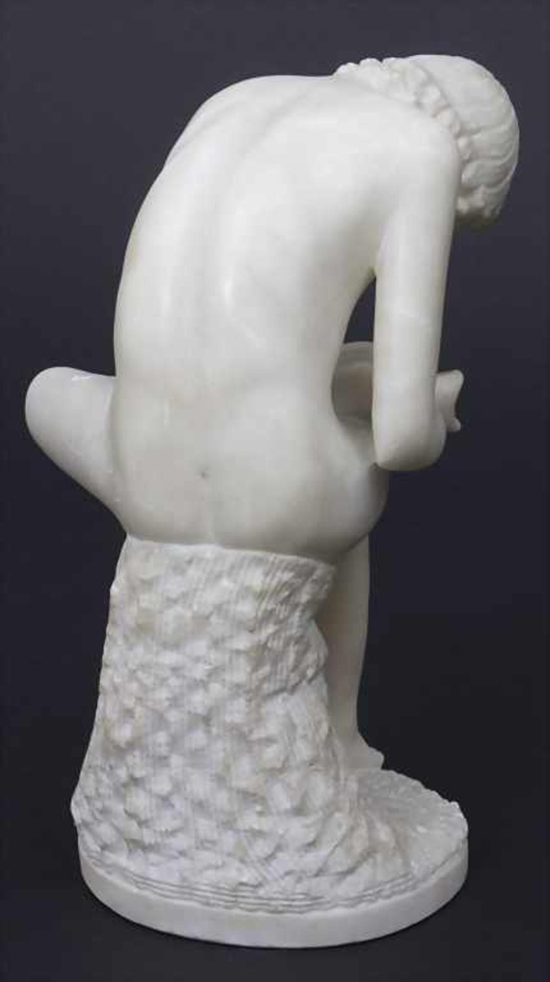 Alabasterskulptur 'Dornauszieher' nach antikem Vorbild / Alabaster sculpture after antique - Image 3 of 5
