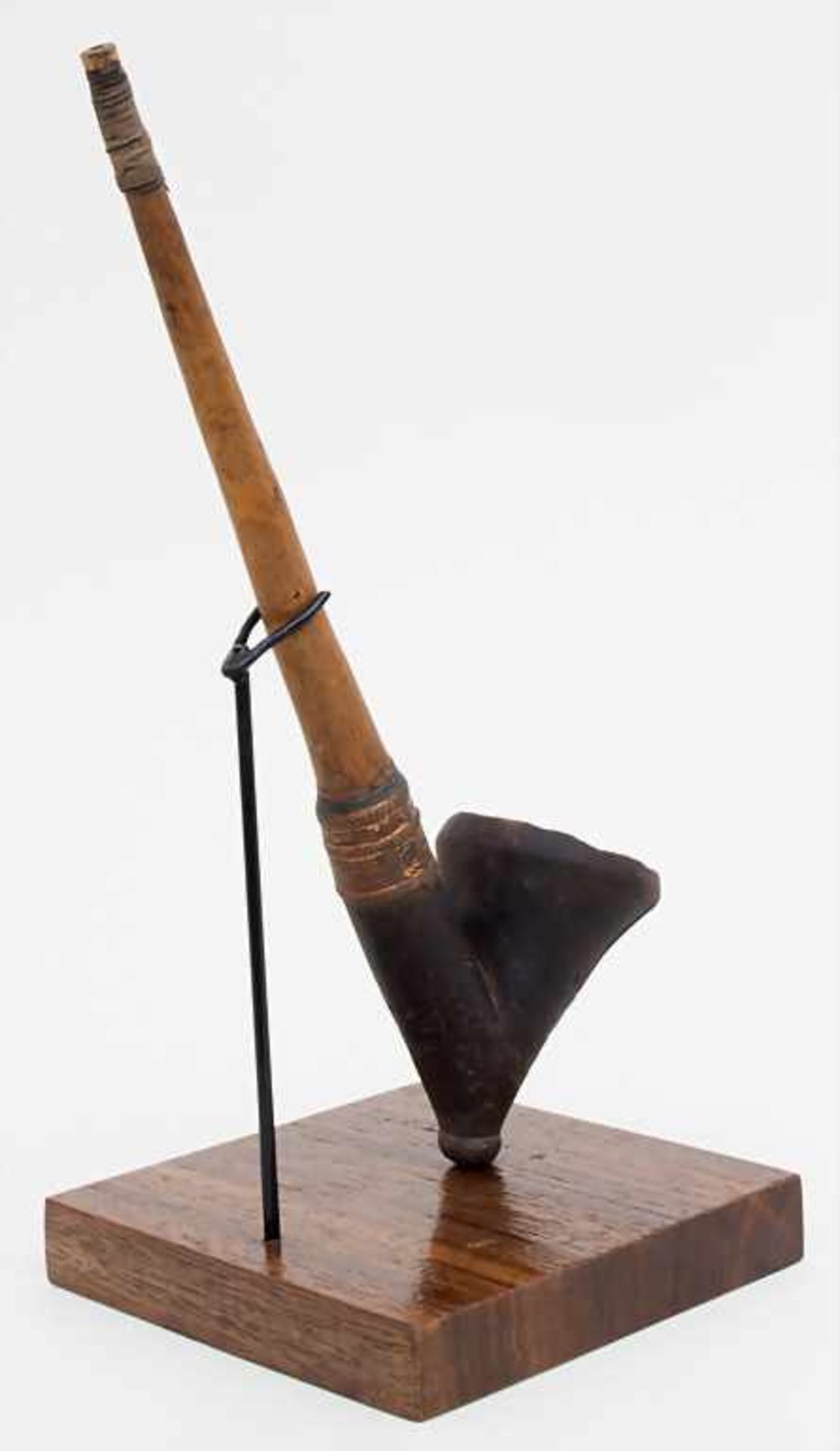 Zeremonialpfeife / A ceremonial whistle, Bamileke, KamerunMaterial: Holz, Keramik, Kupferdraht, - Image 2 of 2