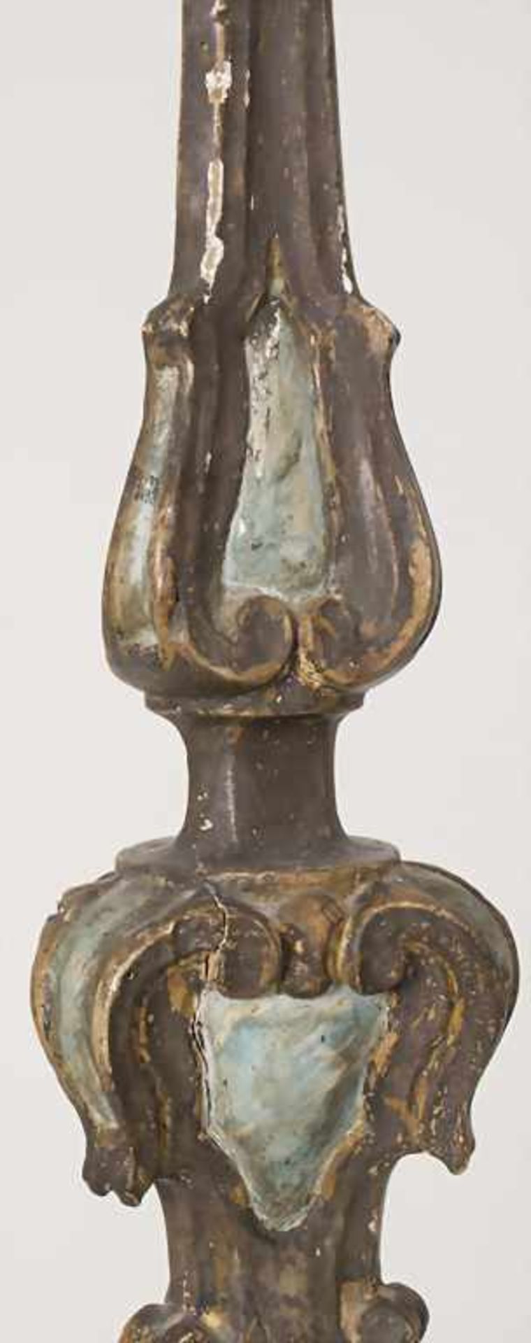 Altarleuchter / An altar candlestick, süddeutsch 18. Jh.Material: Holz, geschnitzt, farbig - Bild 12 aus 13