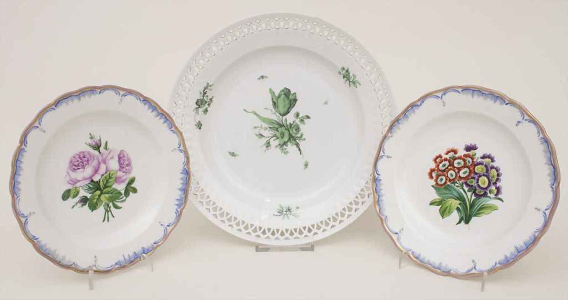 Konvolut 3 Teller mit Blumenmalerei / A set of 3 plates with flowers, KPM, Berlin, 1. Hälfte 20.