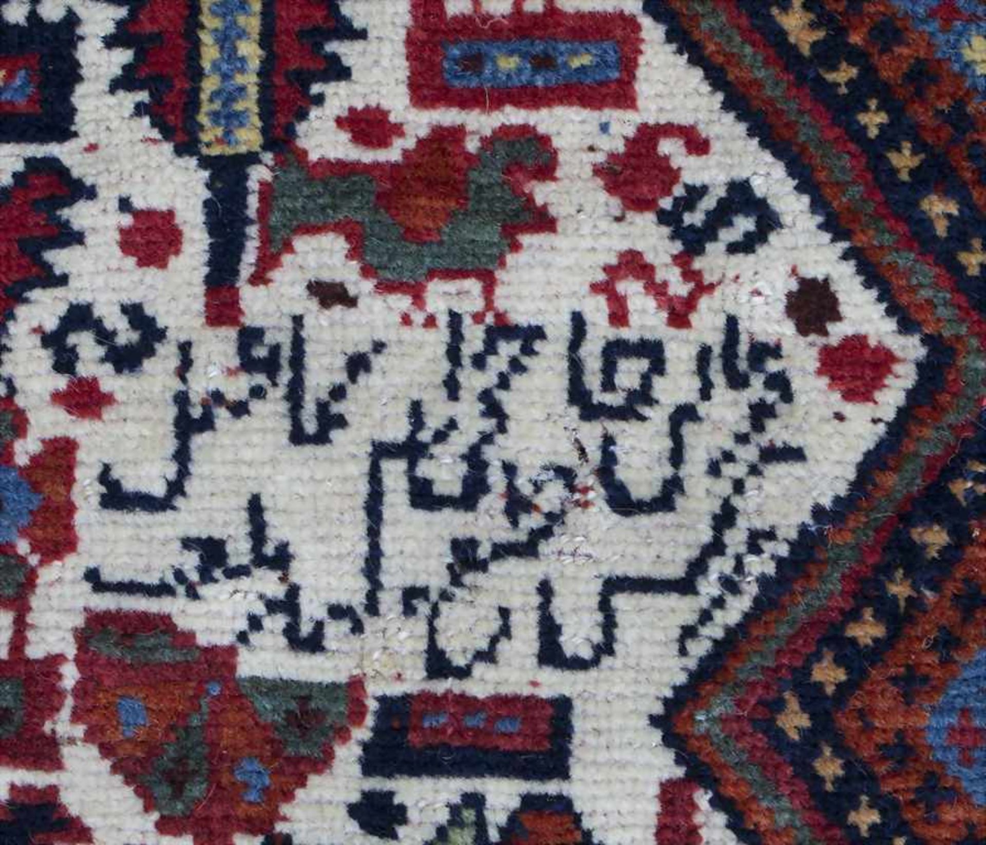 Orientteppich / An oriental carpetMaterial: Wolle auf Wolle, Signatur: oben rechts signiert, Maße: - Image 2 of 5