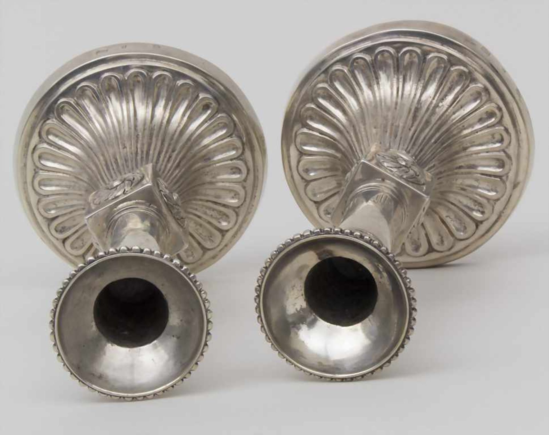 Paar Louis-Seize Leuchter / A pair of Louis-Seize silver candlesticks, Carl August Langenwagen, - Bild 4 aus 9