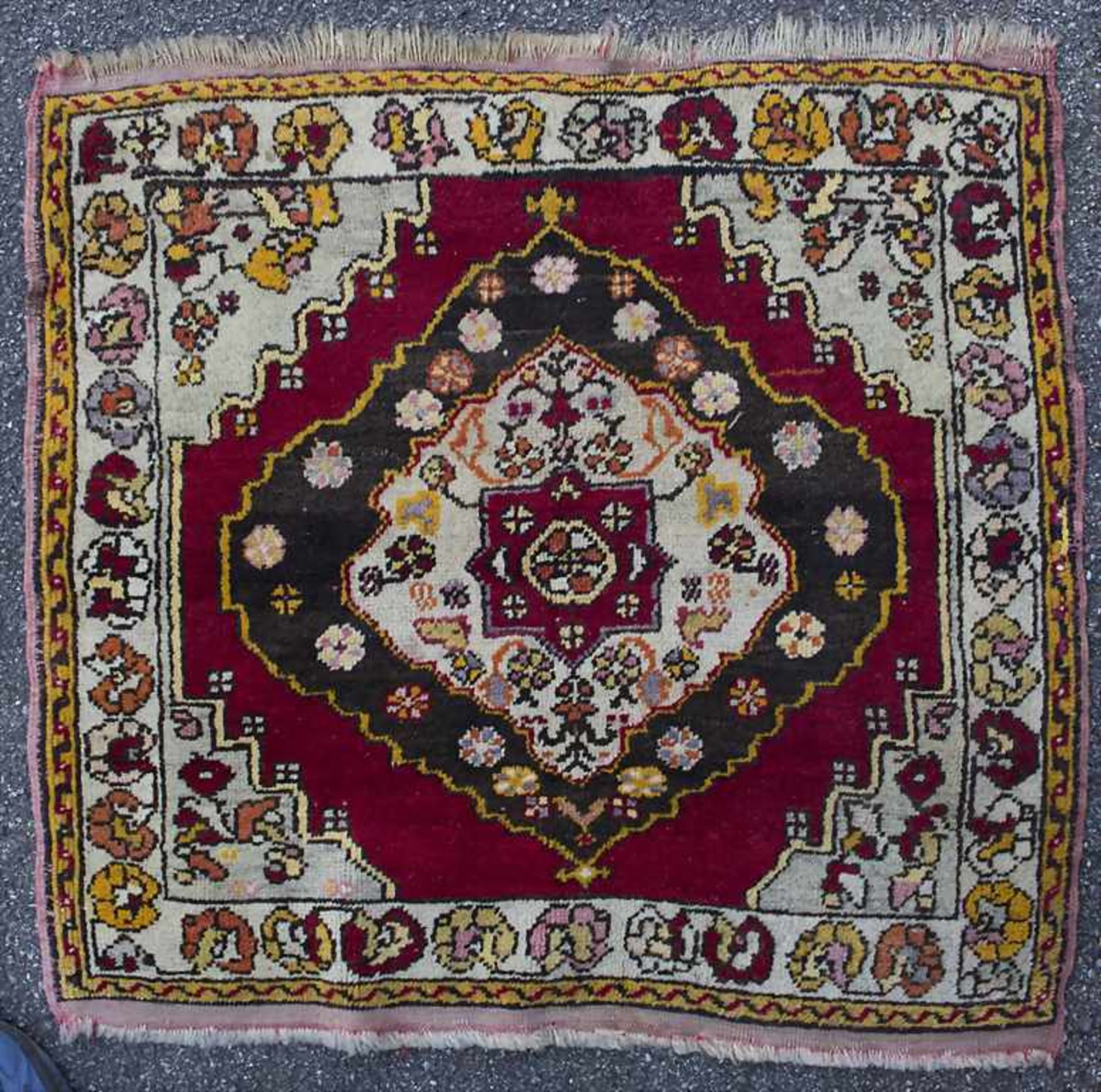 Kaukasischer Teppich / A caucasian carpetMaterial: Wolle auf Wolle, Maße: 80 x 78 cm, Zustand: gut