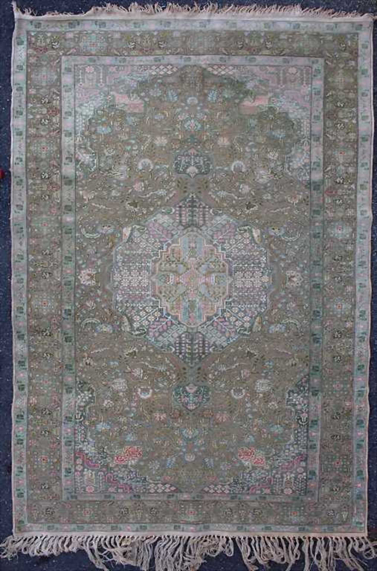Seiden-Orientteppich mit Silberfadendekor / A silk oriental carpet with silver threadsMaterial: