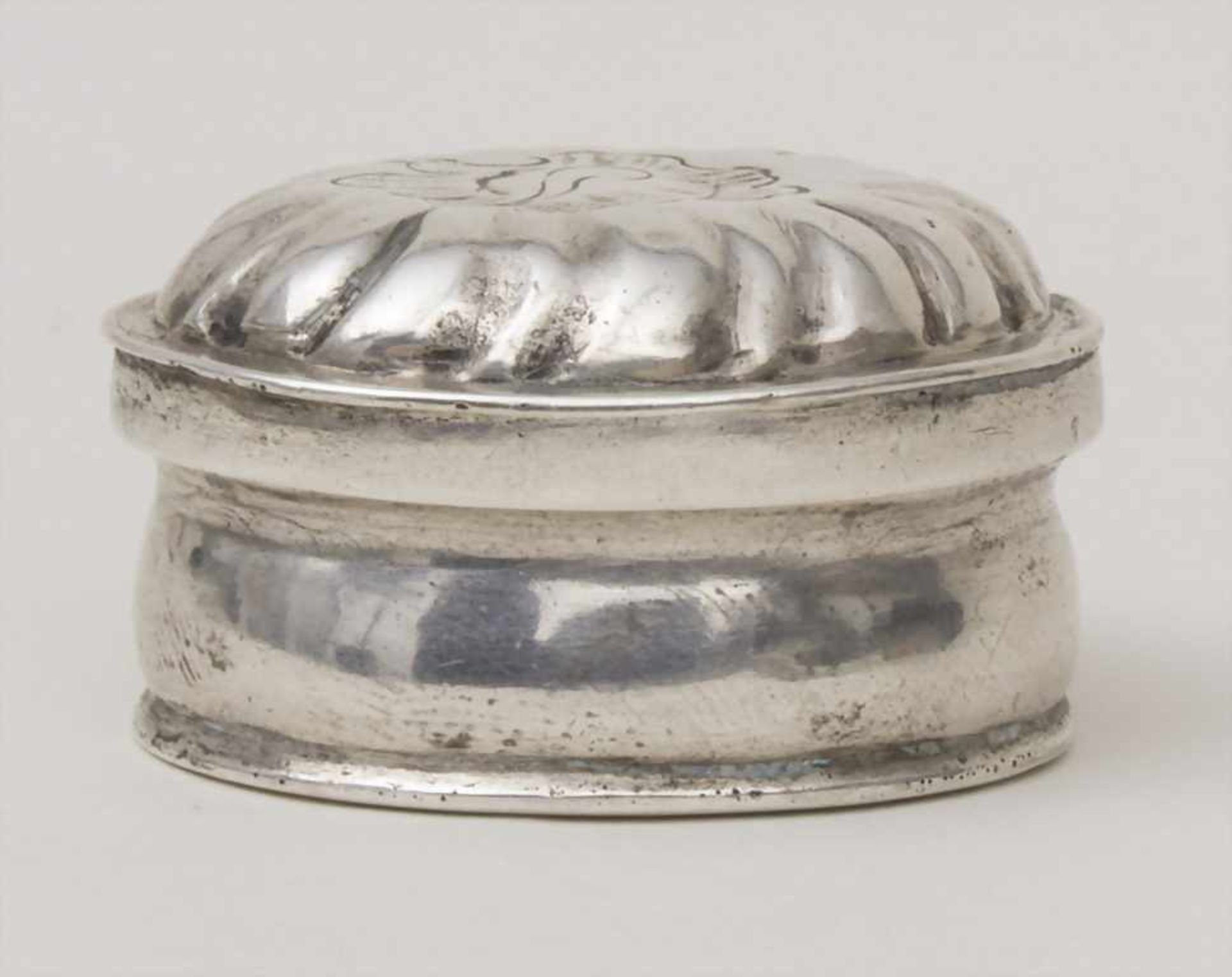 Kleine Barock Tabatiere / A small Baroque silver snuffbox, Köln, um 1750Material: Silber 13 Lot, - Bild 2 aus 11
