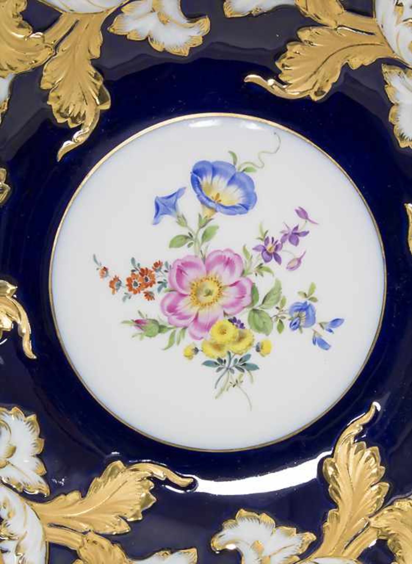 Prunkteller mit Blumen / A plendid plate with flowers, Meissen, 20. Jh.Material: Porzellan, - Bild 5 aus 5