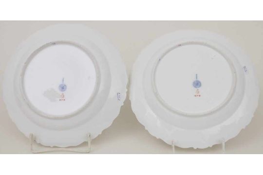 Paar Teller mit Streublumen und Goldranken / A pair of plates with scattered flowers and gold - Bild 2 aus 4