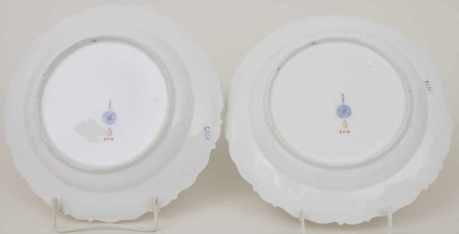 Paar Teller mit Streublumen und Goldranken / A pair of plates with scattered flowers and gold - Bild 2 aus 4